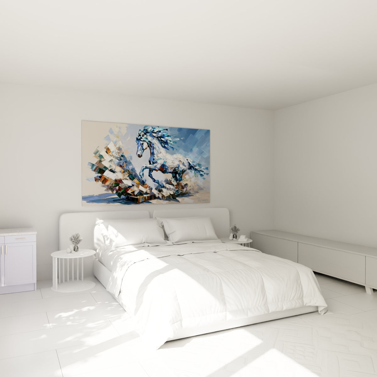 Silhouette de cheval bleu et blanc en pleine course accrochée au-dessus d'un lit dans une chambre claire