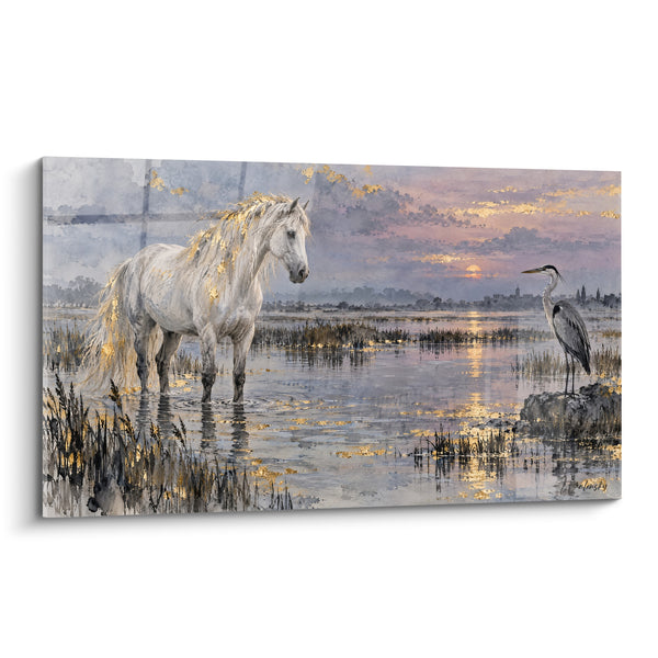 Quadro Cavallo bianco e airone dorato nella palude - Silenzio del crepuscolo - Edizione Cavallo di Camargue