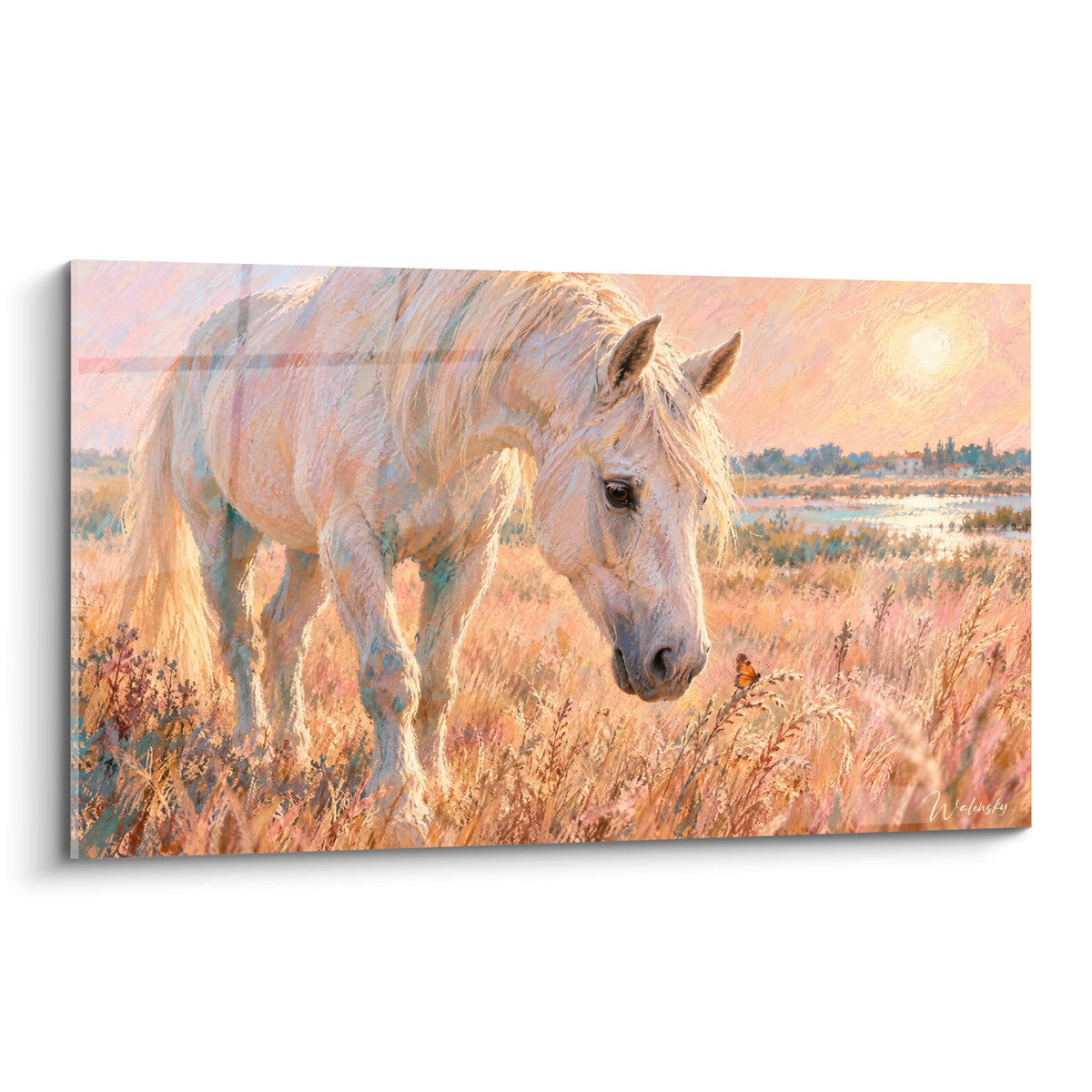 Tableau Cheval de Camargue blanc face à un papillon orange dans des herbes dorées au crépuscule