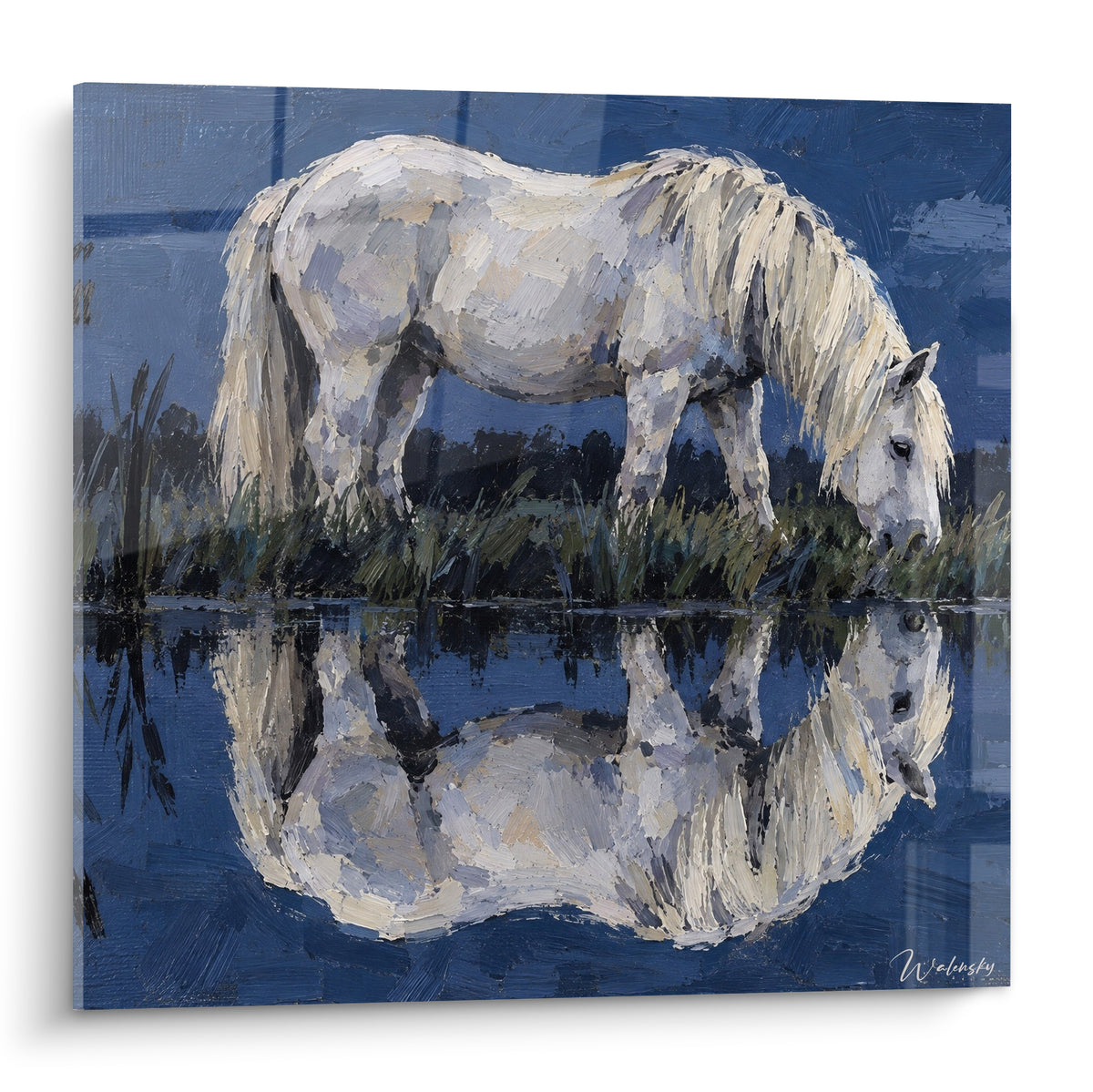 Tableau Cheval de Camargue blanc s'abreuvant, reflet bleu marine parfait dans une eau calme.