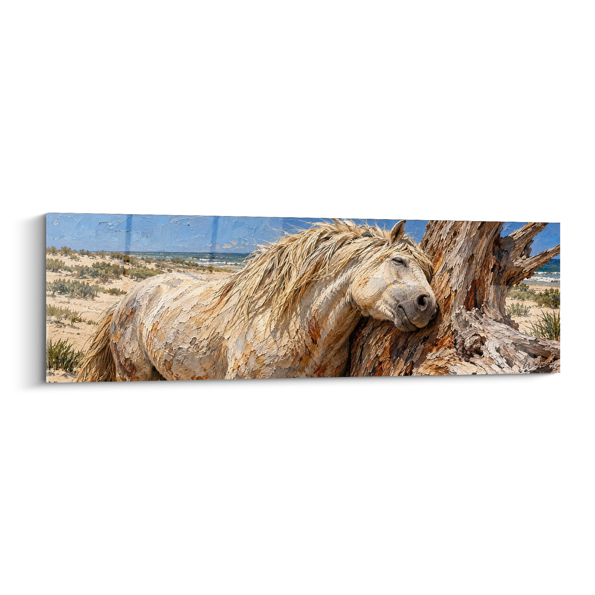 Tableau Cheval de Camargue blanc et beige appuyé contre un tronc devant une mer bleu marine