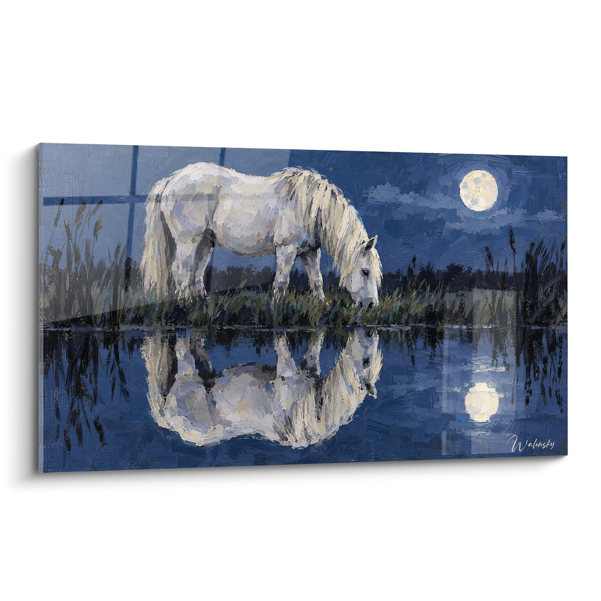 Tableau Cheval de Camargue blanc s'abreuvant sous une pleine lune blanche et ciel bleu marine profond