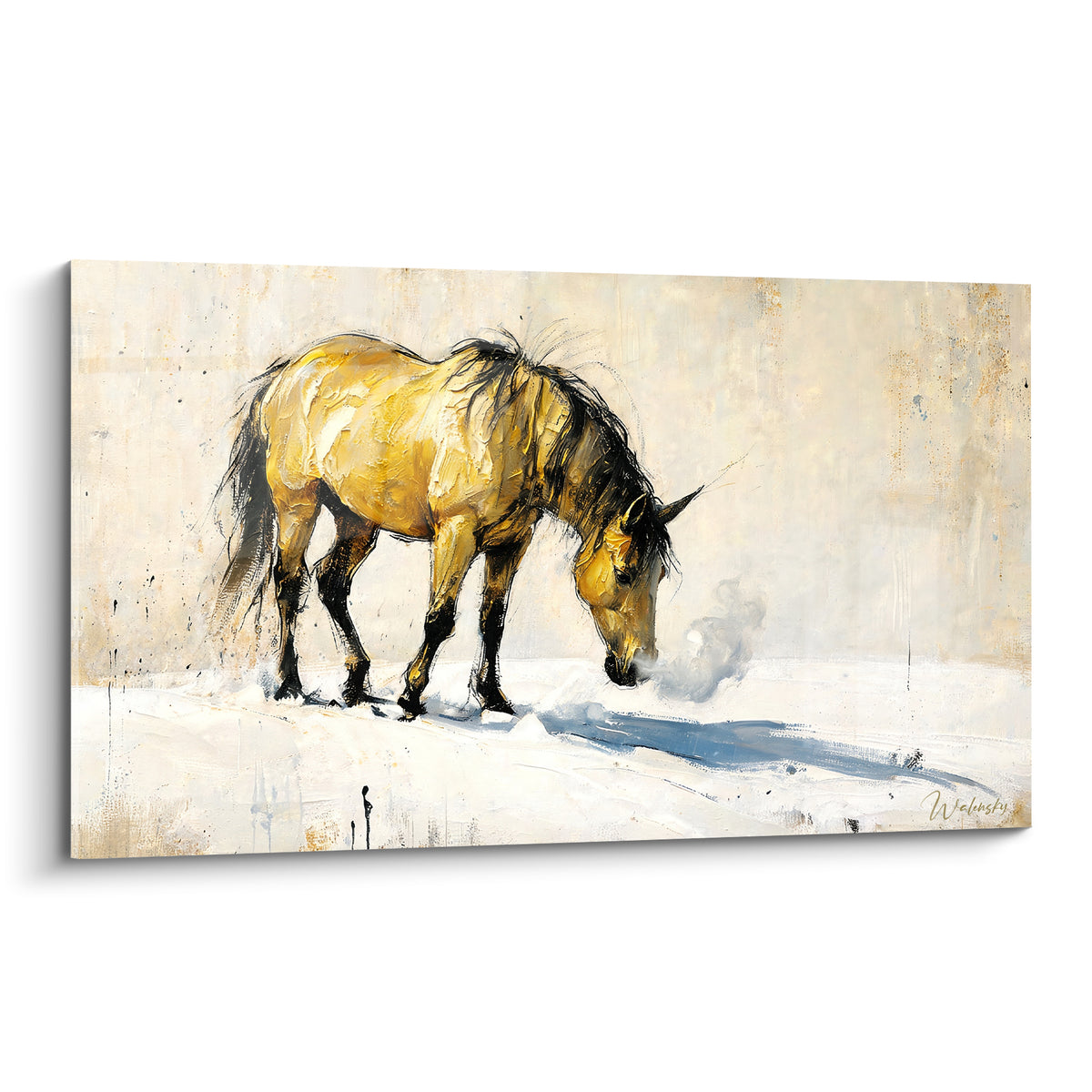 Cheval doré penché vers la neige, crinière noire, souffle de vapeur et ombre bleu marine visibles
