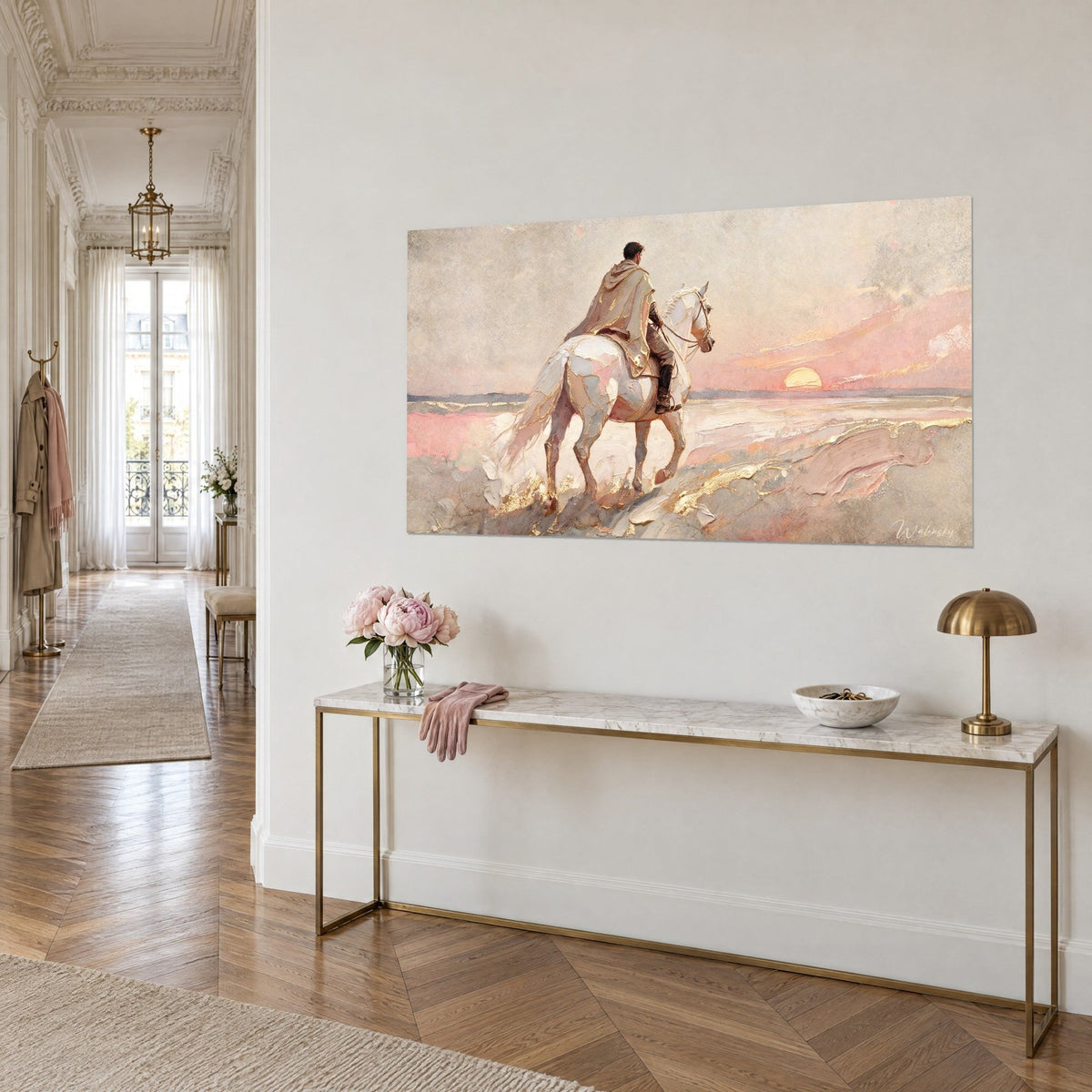Tableau destrier ivoire monté par un homme à capuche, estran rosé et or, vue de trois-quarts sur une console haussmannienne