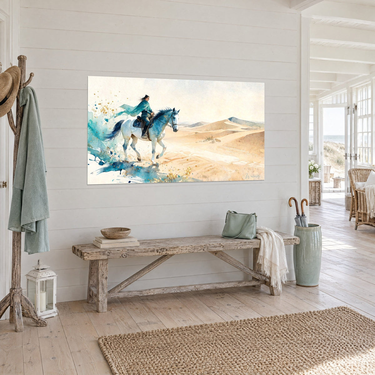 Cuadro caballo blanco salpicado de azul al galope, salpicaduras azules y dunas color arena, pared de listones en un salón de costa