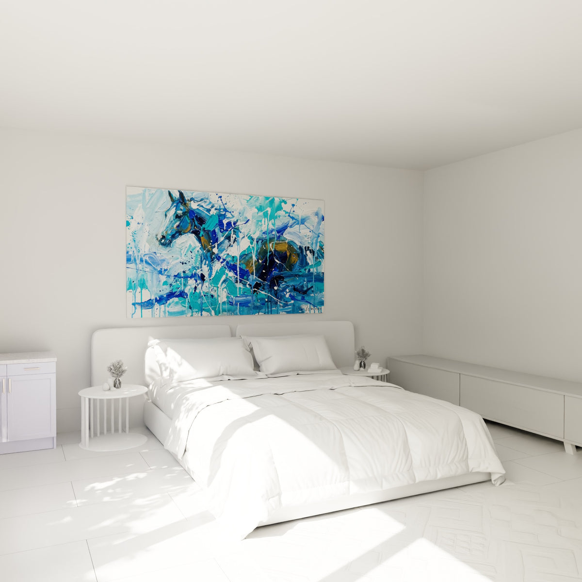 Encolure de cheval bleue et ocre aux coulures fluides, accrochée au-dessus d'un lit dans une chambre claire