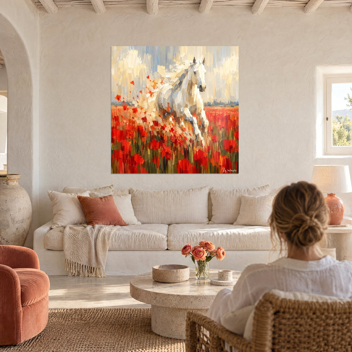 Tableau étalon blanc crinière au vent, coquelicots rouges et ciel beige, au-dessus d'un canapé dans un salon lumineux