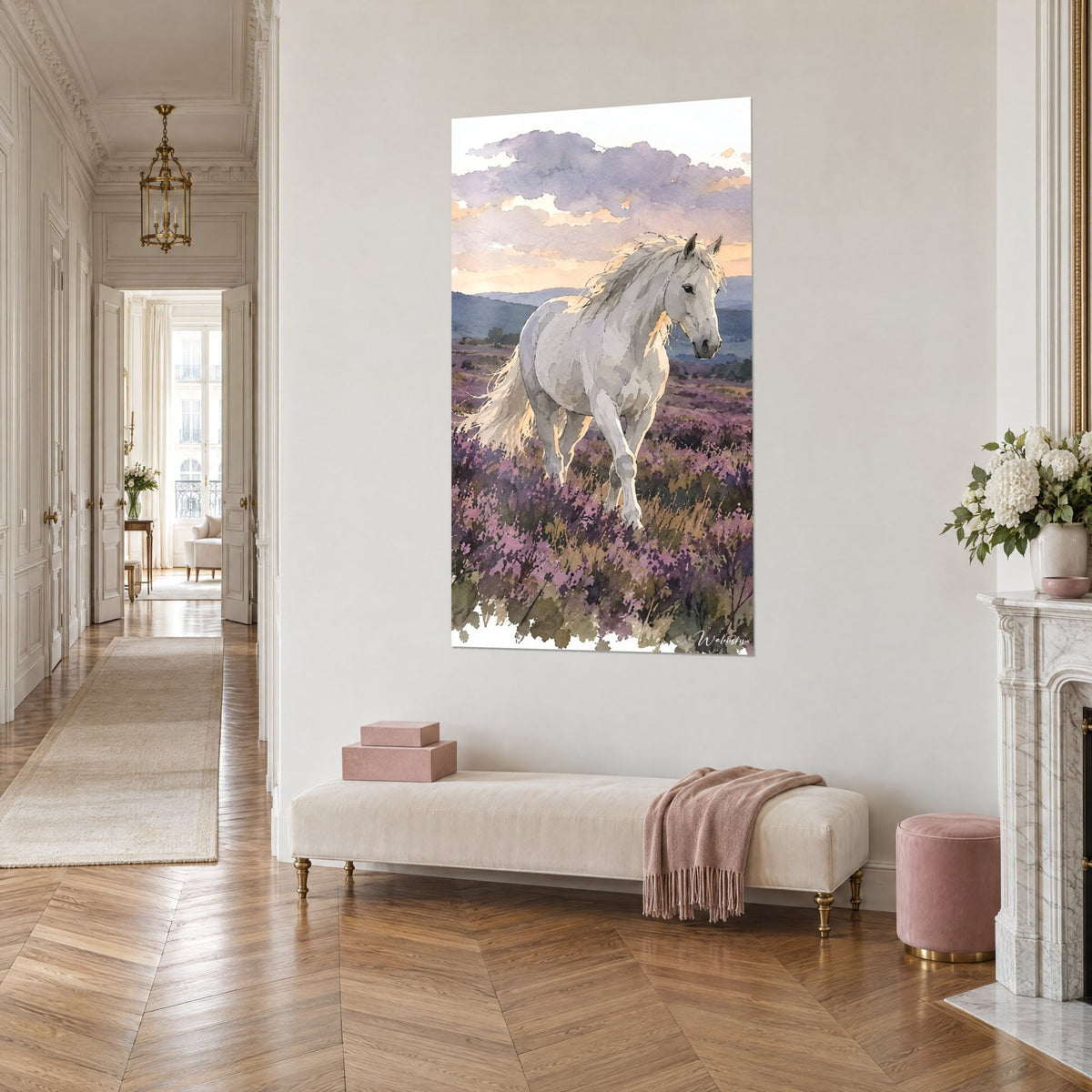 Tableau robe nacrée d'un cheval en aquarelle, lande violette et collines bleutées, vue de trois-quarts dans un couloir haussmannien