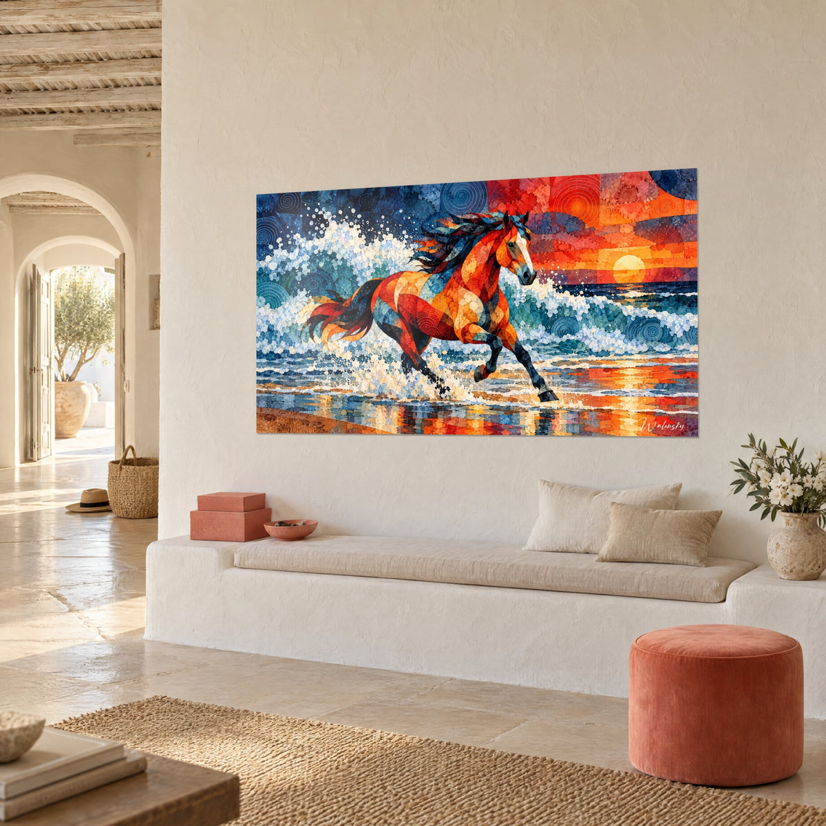 Tableau coursier orange et marine éclaboussant la plage, soleil jaune pâle au couchant, dans une niche blanche voûtée
