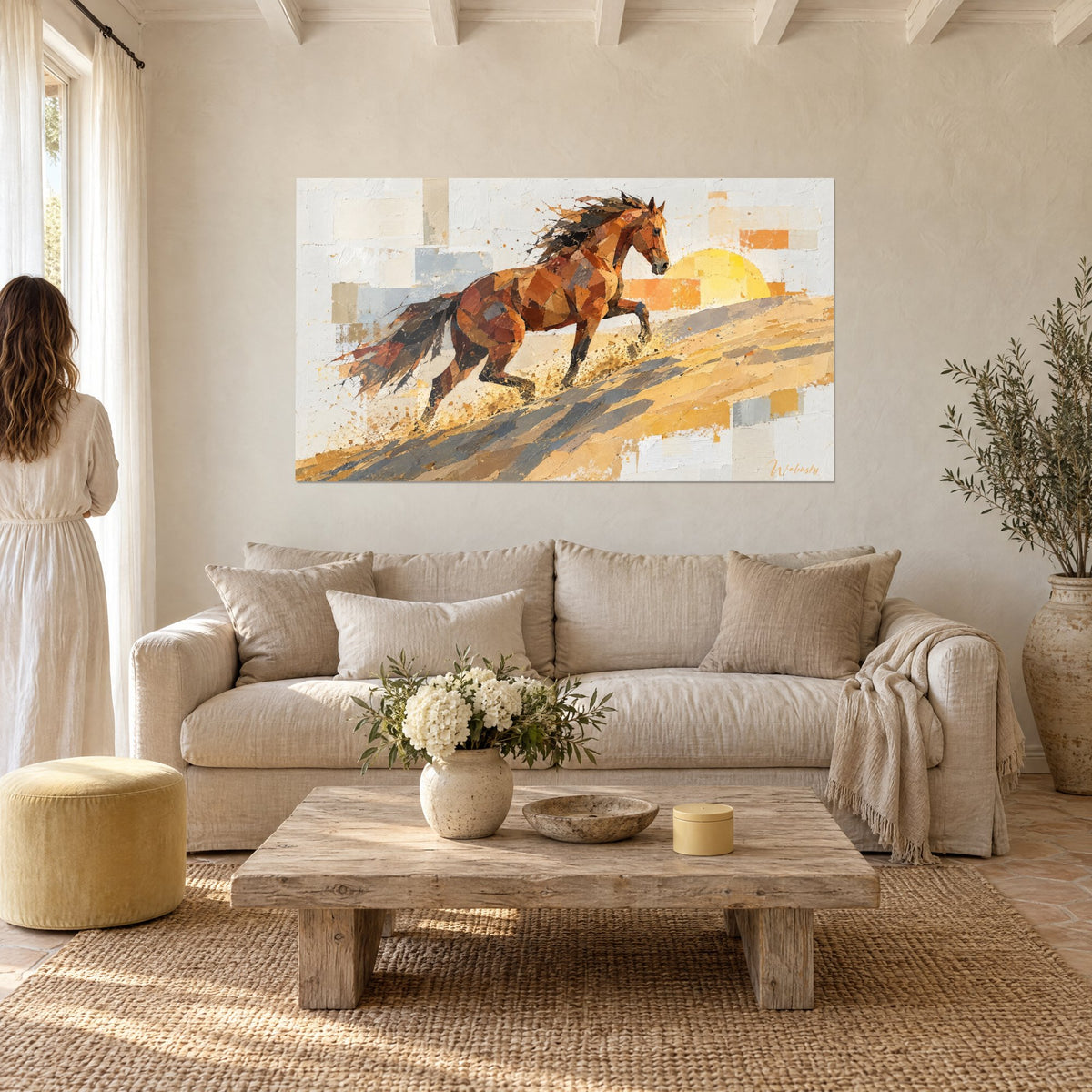 Tableau étalon fauve cabré sur une dune ocre, soleil jaune et gris bleuté, deux personnes de dos au-dessus d'un canapé dans un salon lumineux