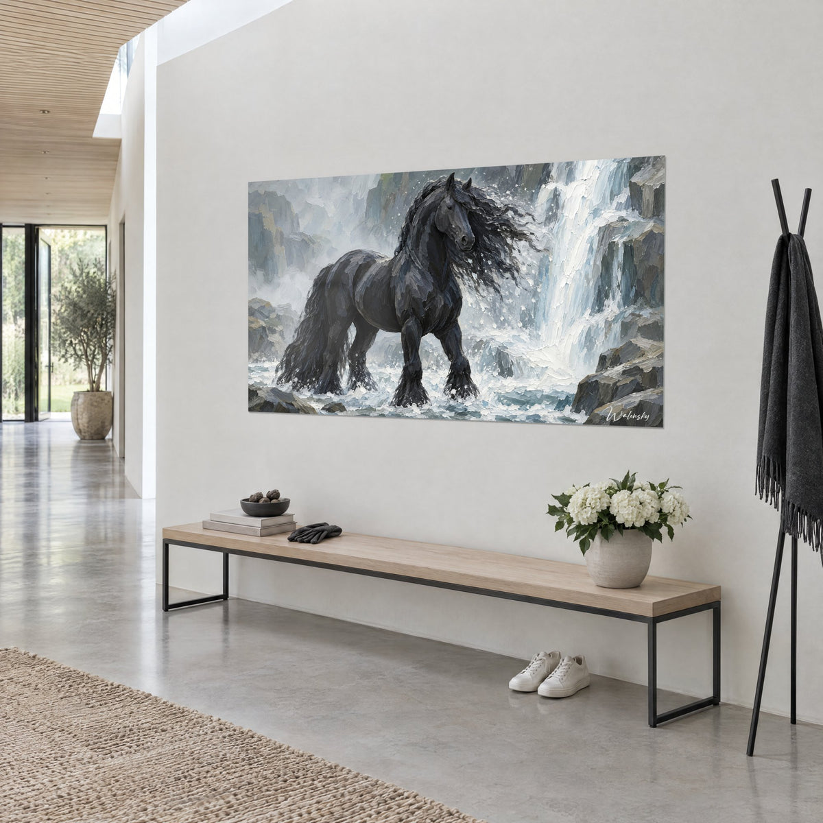 Tableau cheval de trait d'ébène piétinant l'eau d'une cascade blanche et grise, mur clair et banc en bois, vue de trois-quarts