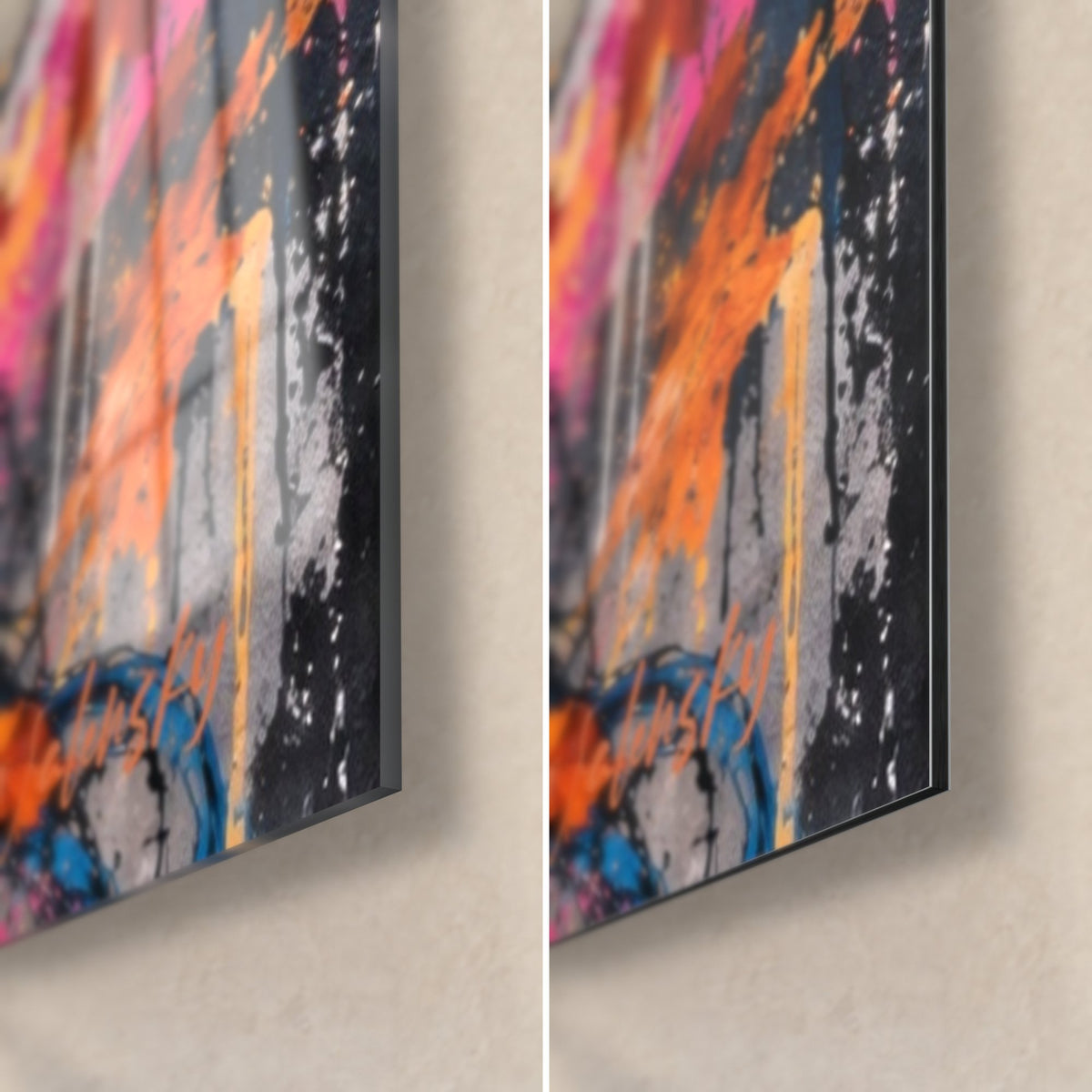 Tableau destrier sombre en éclaboussures orange et bleues, coin bas droit : verre brillant à gauche, alu Dibond mat à droite