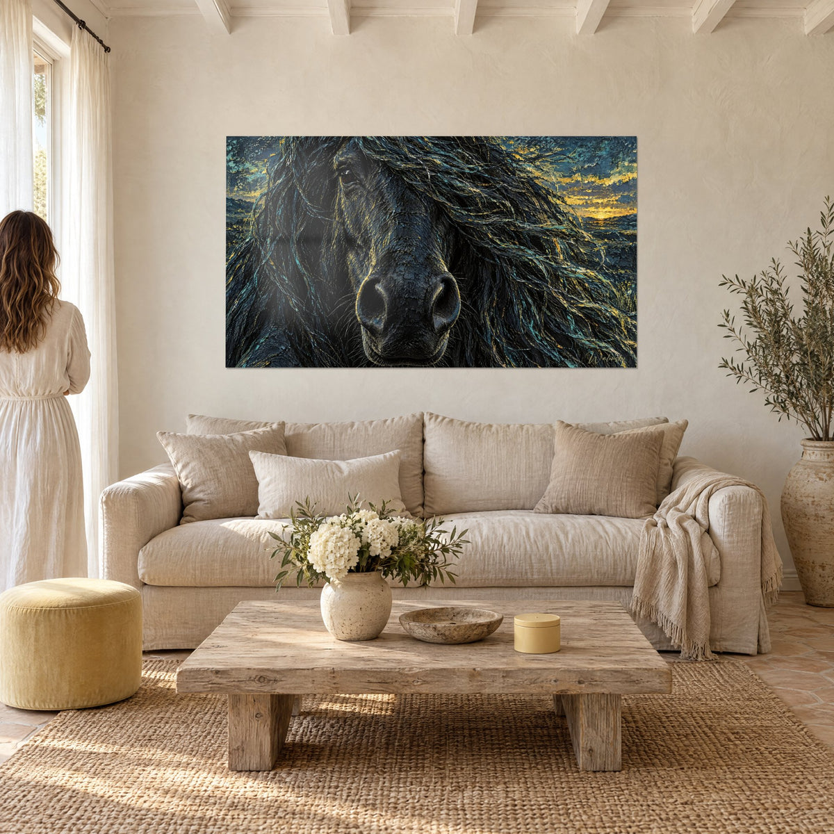 Tableau étalon d'ébène, crinière ondulée striée de turquoise et d'or, au-dessus d'un canapé dans un salon lumineux