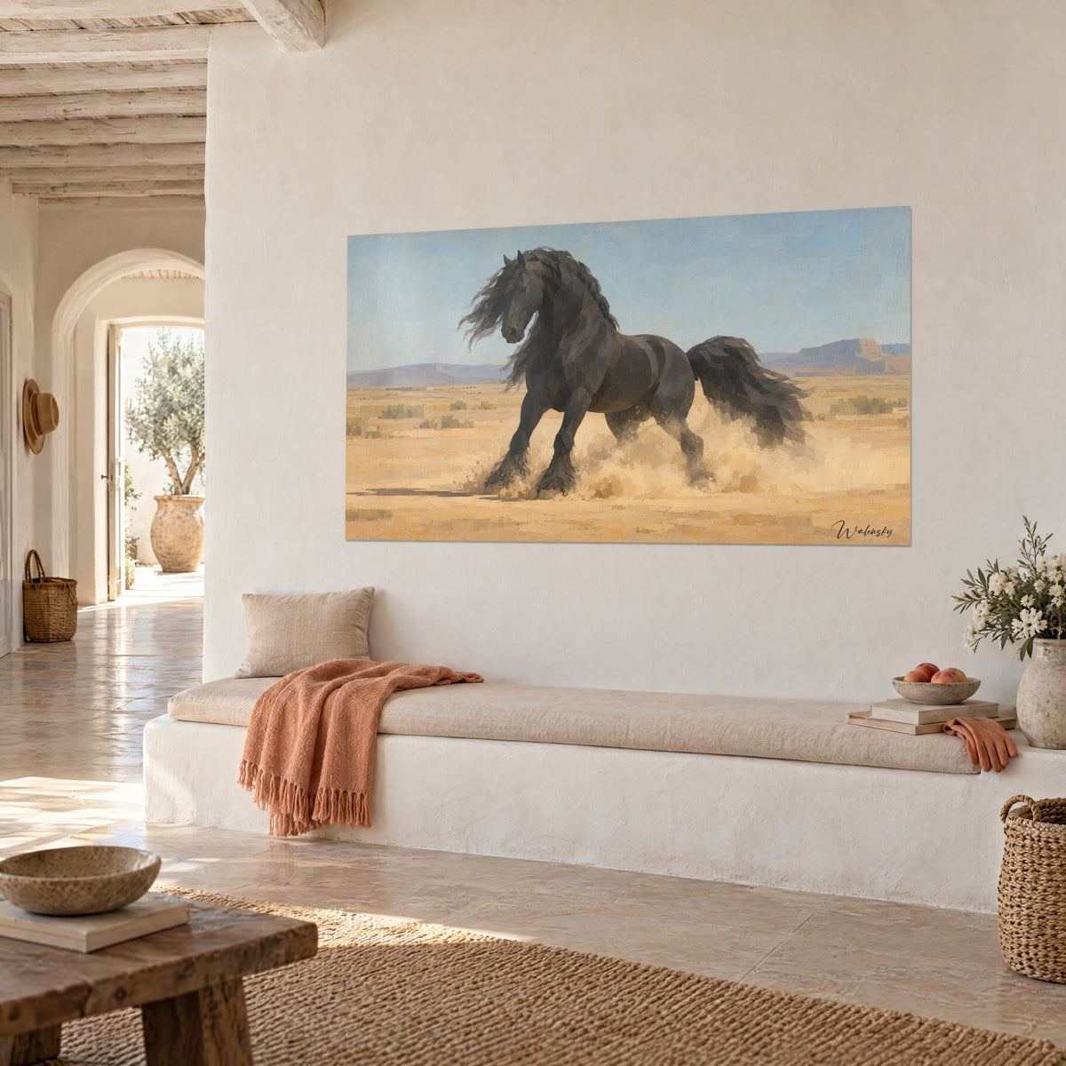 Tableau cheval à la crinière ébène flottante, sable beige soulevé sous ses sabots, mesa rocheuse au loin, salon provençal clair