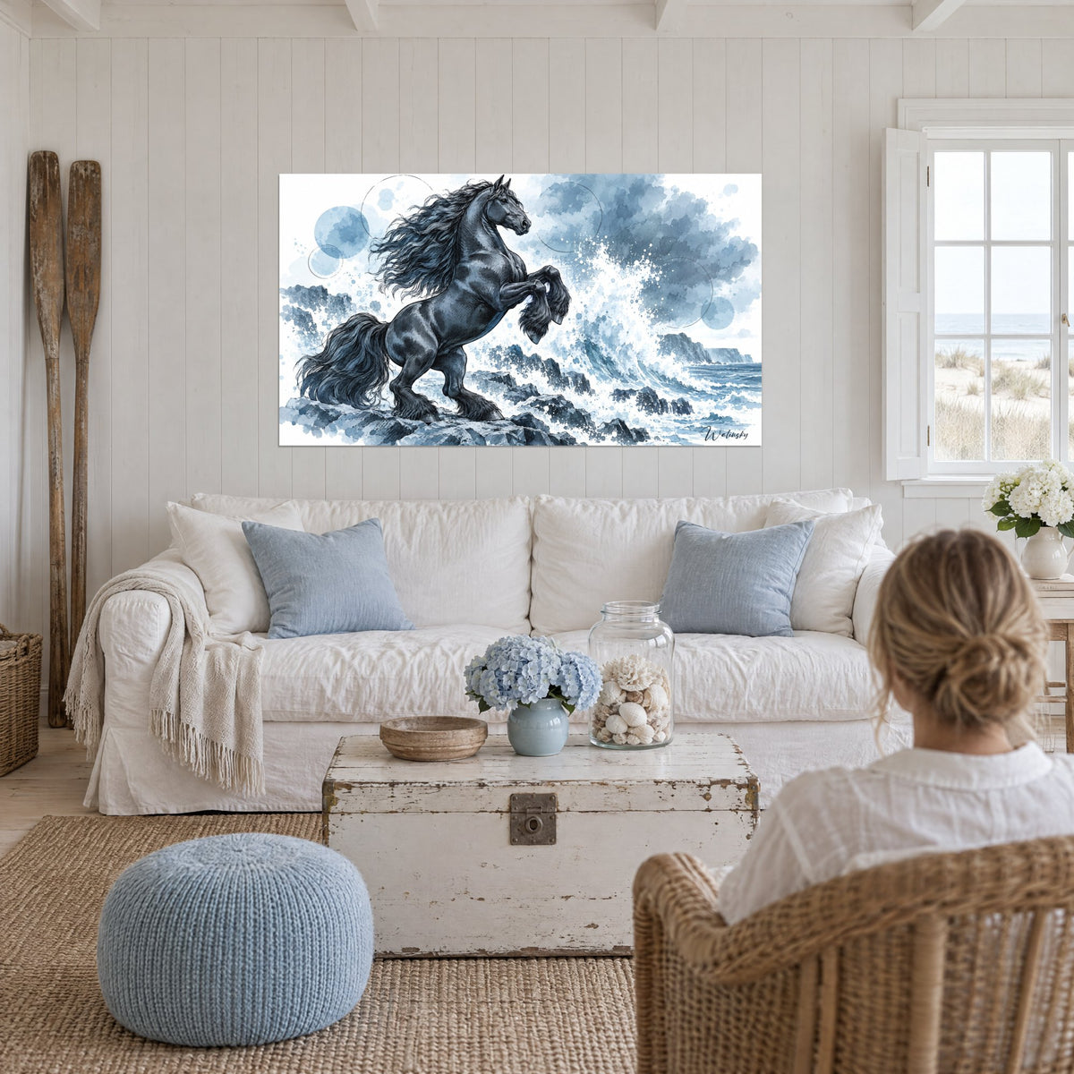 Tableau étalon noir cabré sur rochers, crinière bleu ardoise dans l'écume, au-dessus d'un canapé dans un salon lumineux
