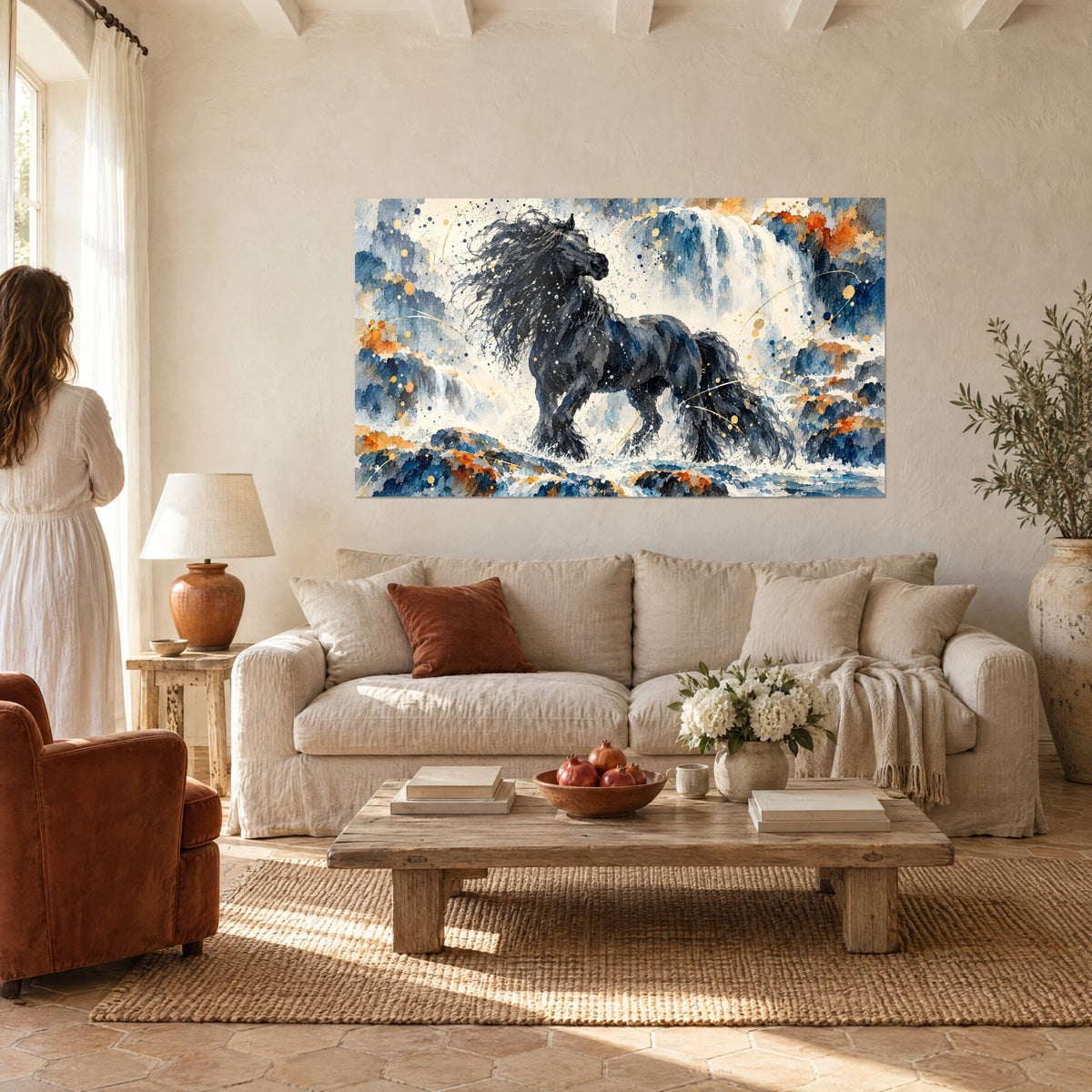 Gemälde schwarzer Hengst mit zerzauster Mähne vor einem blau und orangefarbenen Wasserfall, über einem Sofa in einem hellen Wohnzimmer