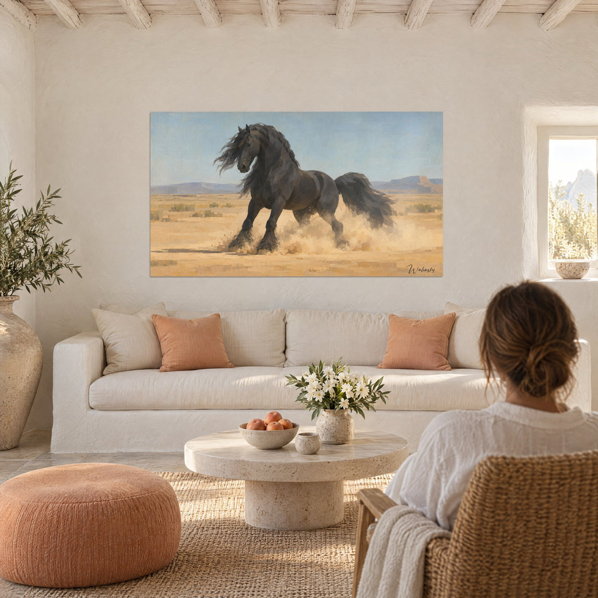 Tableau étalon frison noir lancé au galop dans la poussière dorée, ciel bleu pâle, au-dessus d'un canapé dans un salon lumineux