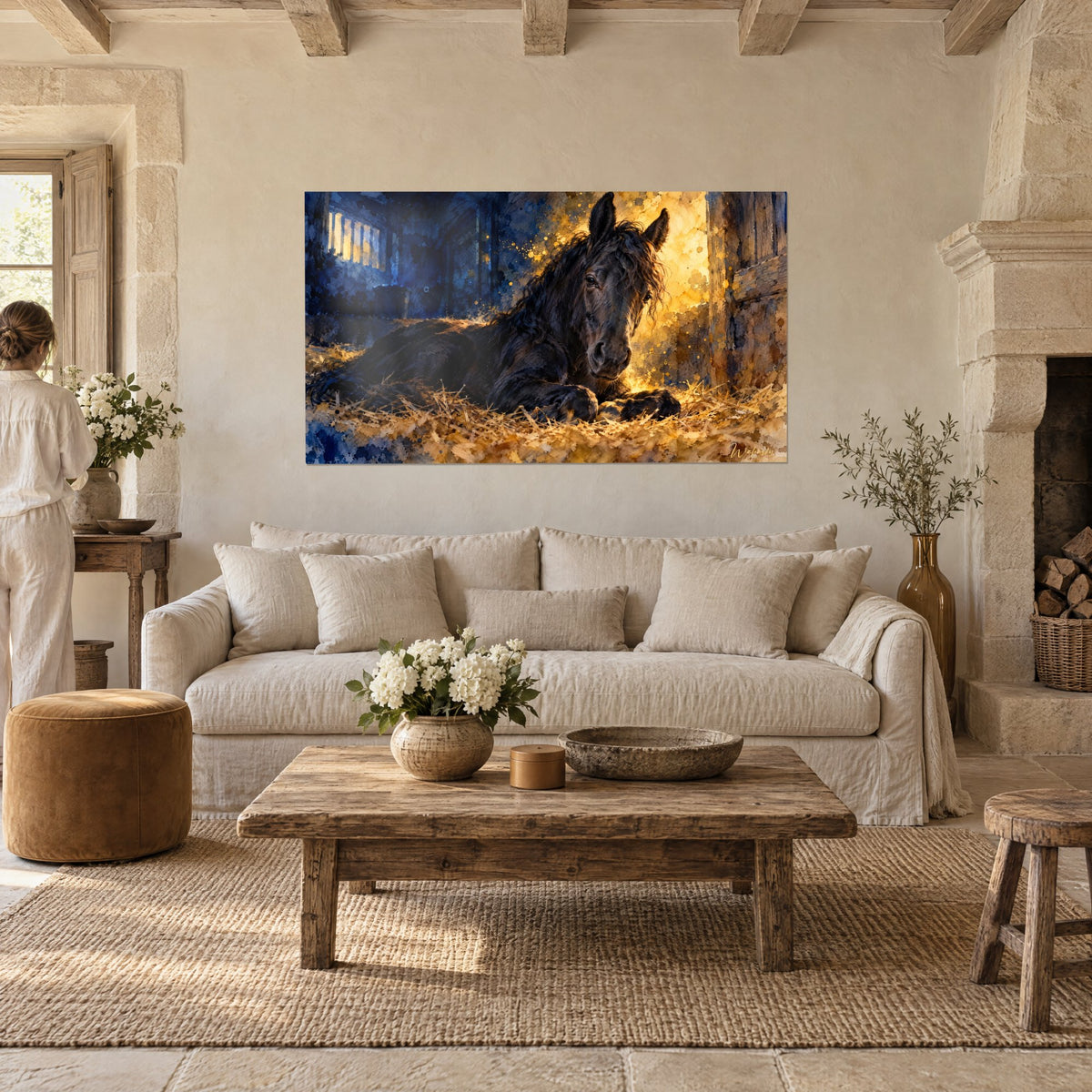 Tableau cheval frison noir couché dans la paille, éclats ocre et bleu nuit, au-dessus d'un canapé dans un salon lumineux