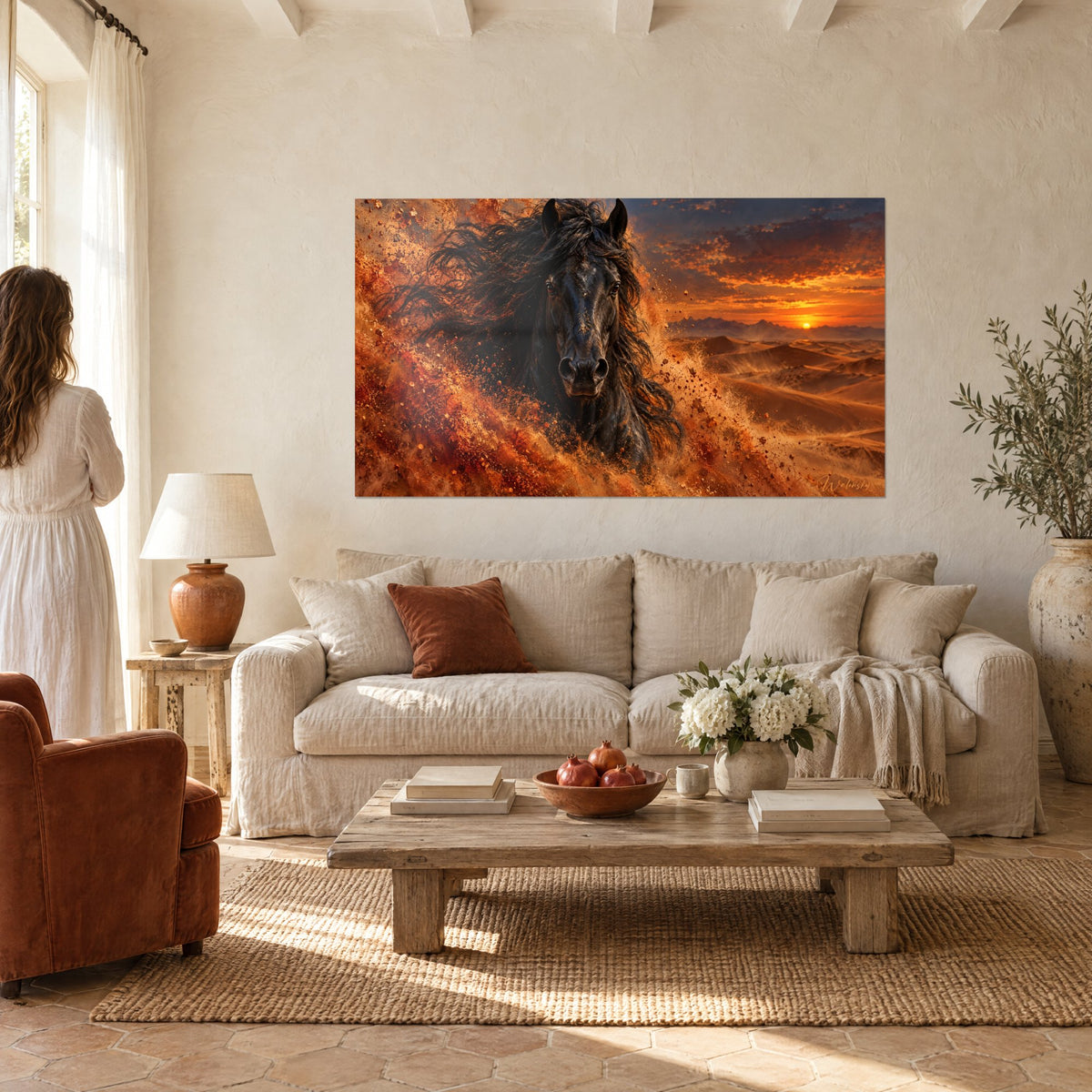 Tableau étalon frison à la crinière noire fouettée de poussière ocre et cuivre, coucher de soleil orange au-dessus d'un canapé dans un salon lumineux