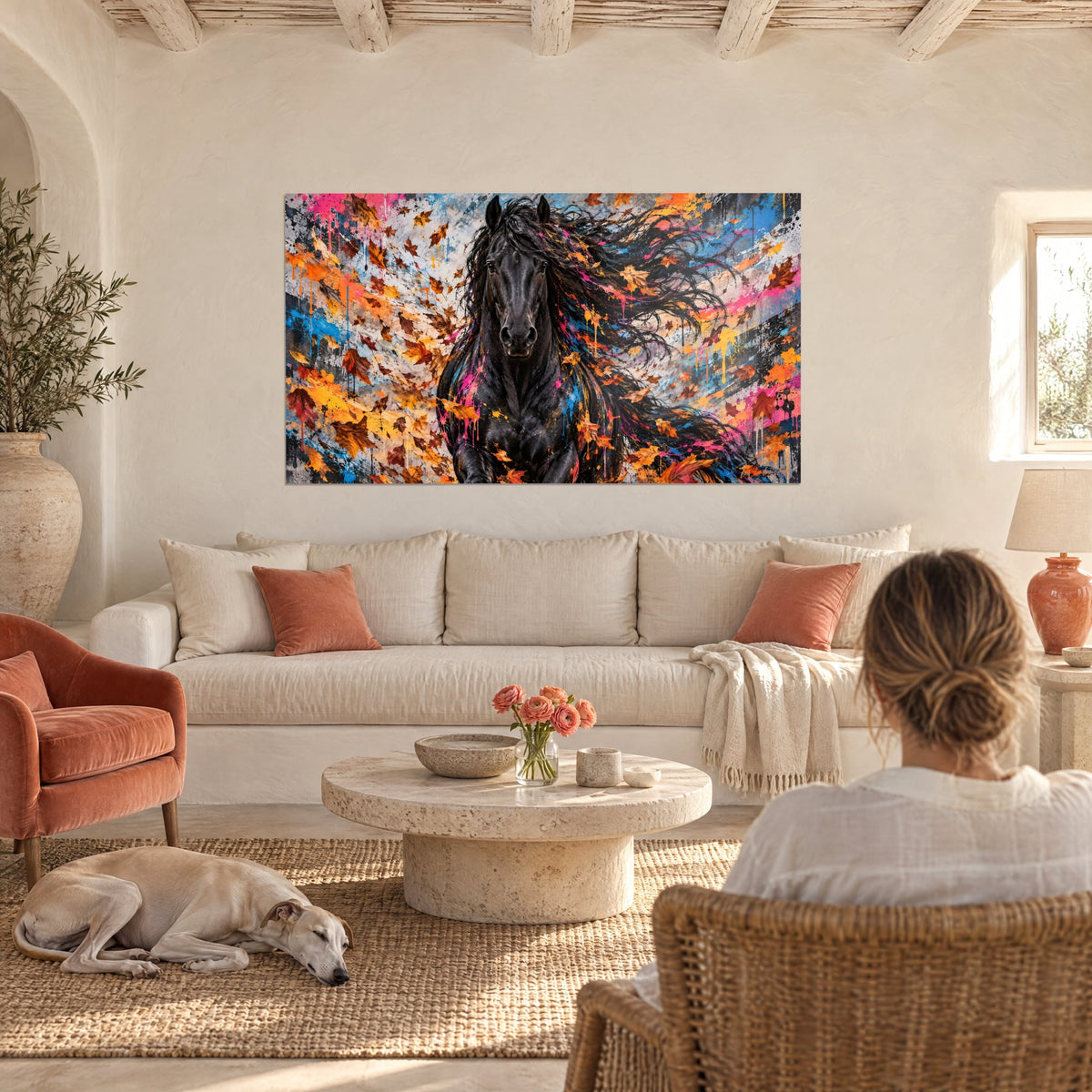 Tableau étalon d'ébène aux crins fouettés d'orange et de rose parmi les feuilles mortes, au-dessus d'un canapé dans un salon lumineux