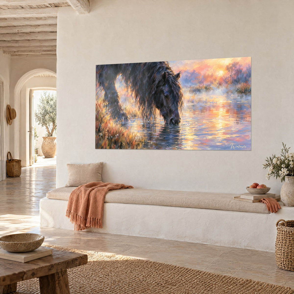 Tableau étalon sombre buvant dans l'eau dorée, reflets pêche et violet, vue de trois-quarts sur un mur blanc d'un salon méditerranéen