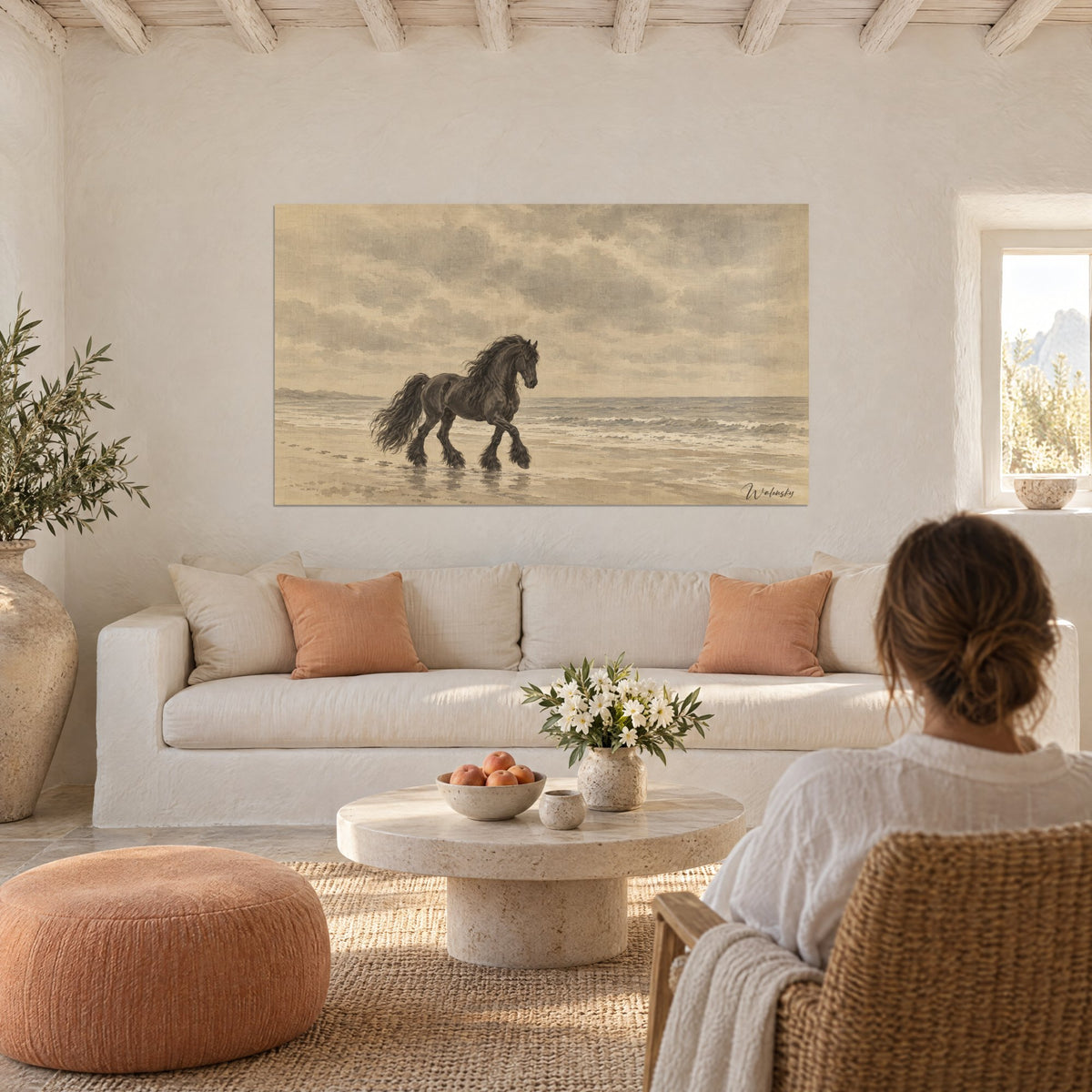Gemälde schwarzer Friesenhengst mit langen wallenden Mähnen, Sepia und sandiges Beige, über einem Sofa in einem lichtdurchfluteten Wohnzimmer