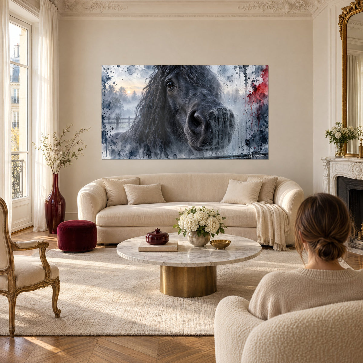 Tableau cheval frison noir aux crins bouclés, museau perlé de gouttes, éclaboussures grises et rouges, au-dessus d'un canapé dans un salon lumineux