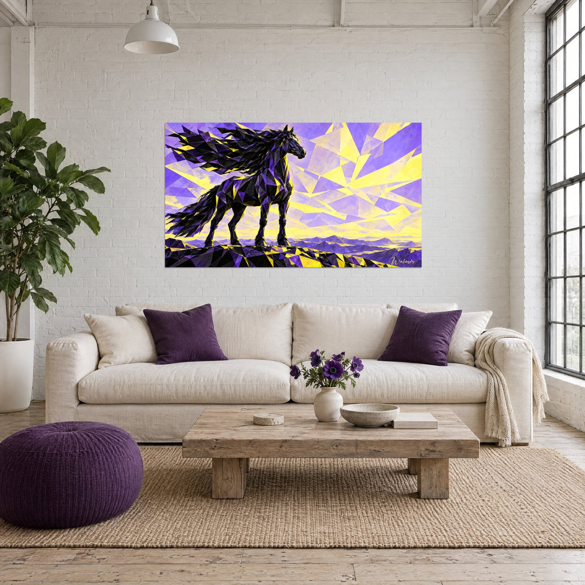Quadro stallone frisone nero con criniera sparsa, scintille viola e oro giallo, sopra un divano in un soggiorno luminoso