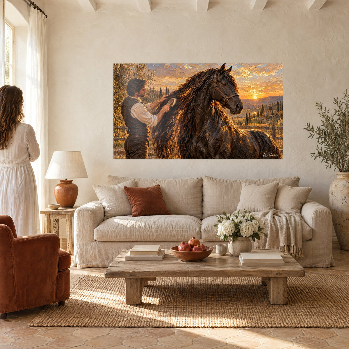 Tableau cheval frison à la crinière ondulée brune et dorée, homme brossant au coucher de soleil orange, au-dessus d'un canapé dans un salon lumineux