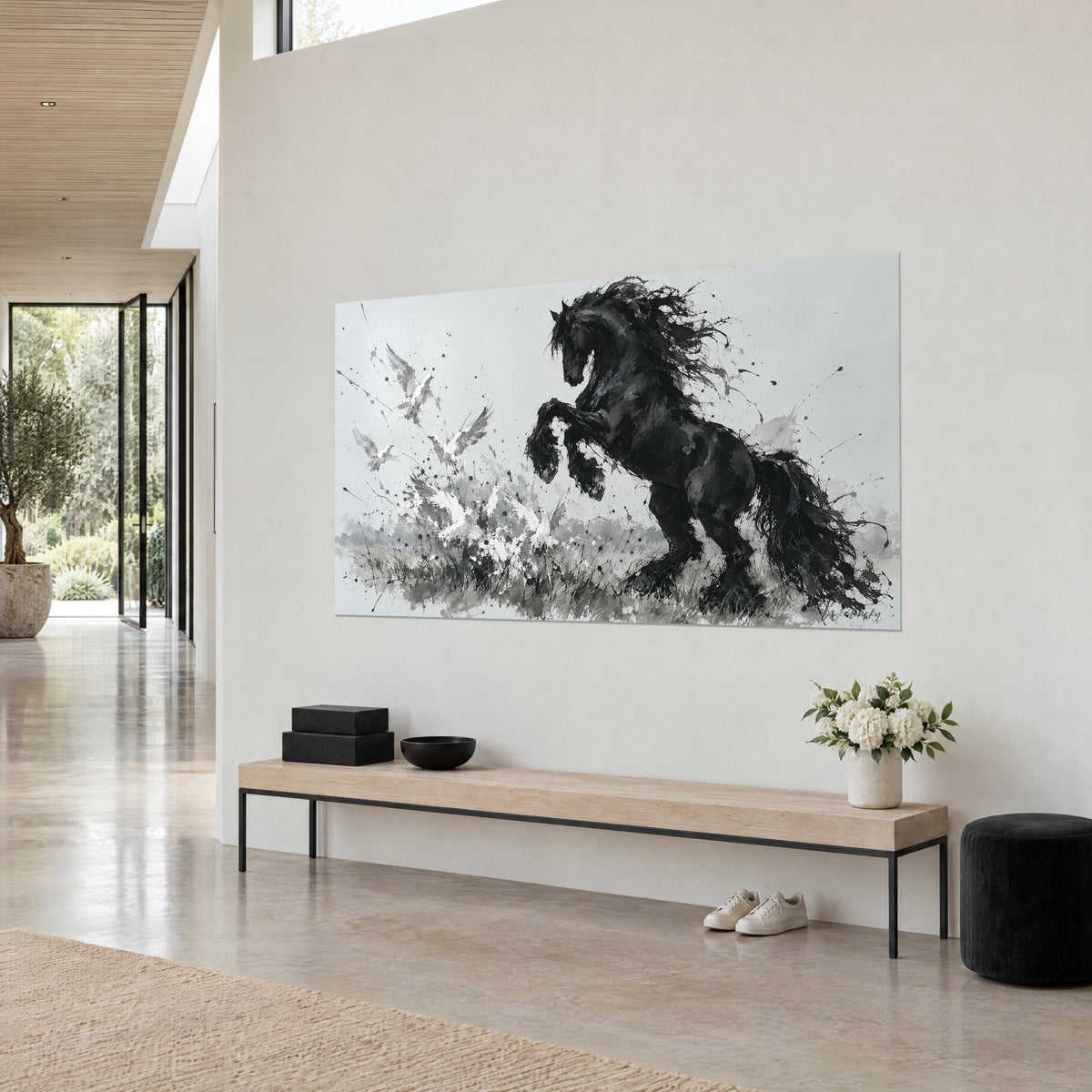 Tableau destrier noir dressé sur ses antérieurs, colombes blanches en fuite et herbes grises, en vue de trois-quarts sur mur beige