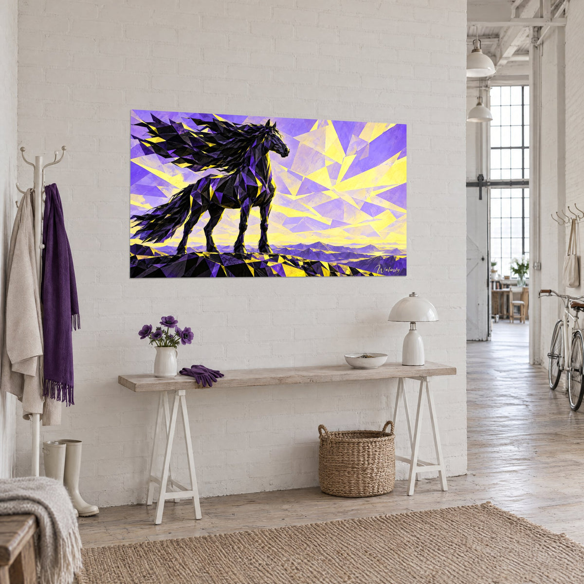 Quadro cavallo scuro dalle sfaccettature geometriche lilla e giallo limone, criniera al vento, appeso in un loft d'artista