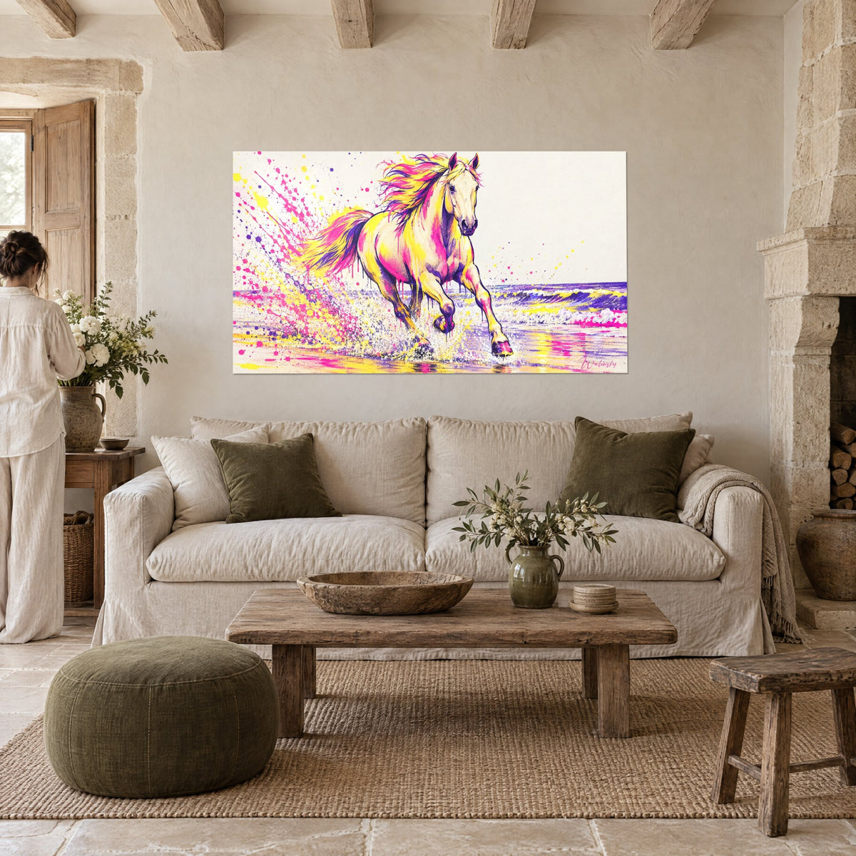 Tableau étalon galopant dans l'écume rose et jaune, crinière violette au vent, au-dessus d'un canapé dans un salon lumineux