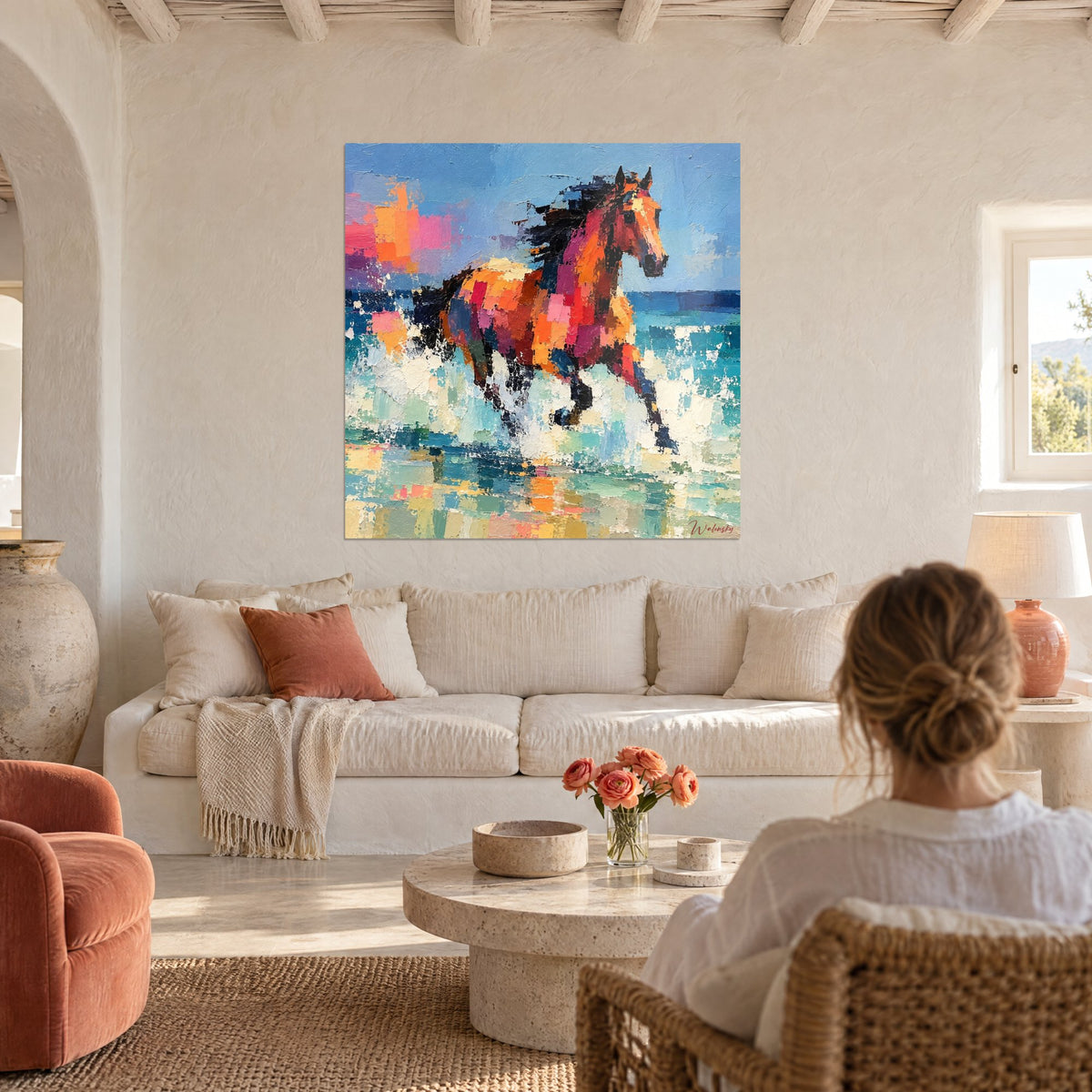 Tableau cheval alezan lancé au galop dans les vagues turquoise, crinière noire, taches roses, au-dessus d'un canapé dans un salon lumineux