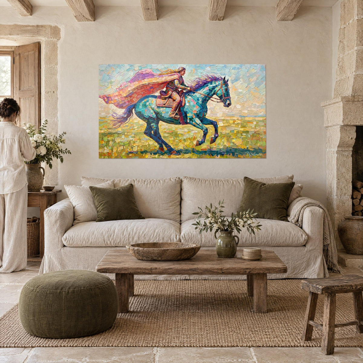 Tableau cavalière galopant en cape rose et orange, cheval turquoise en mosaïque, au-dessus d'un canapé dans un salon lumineux