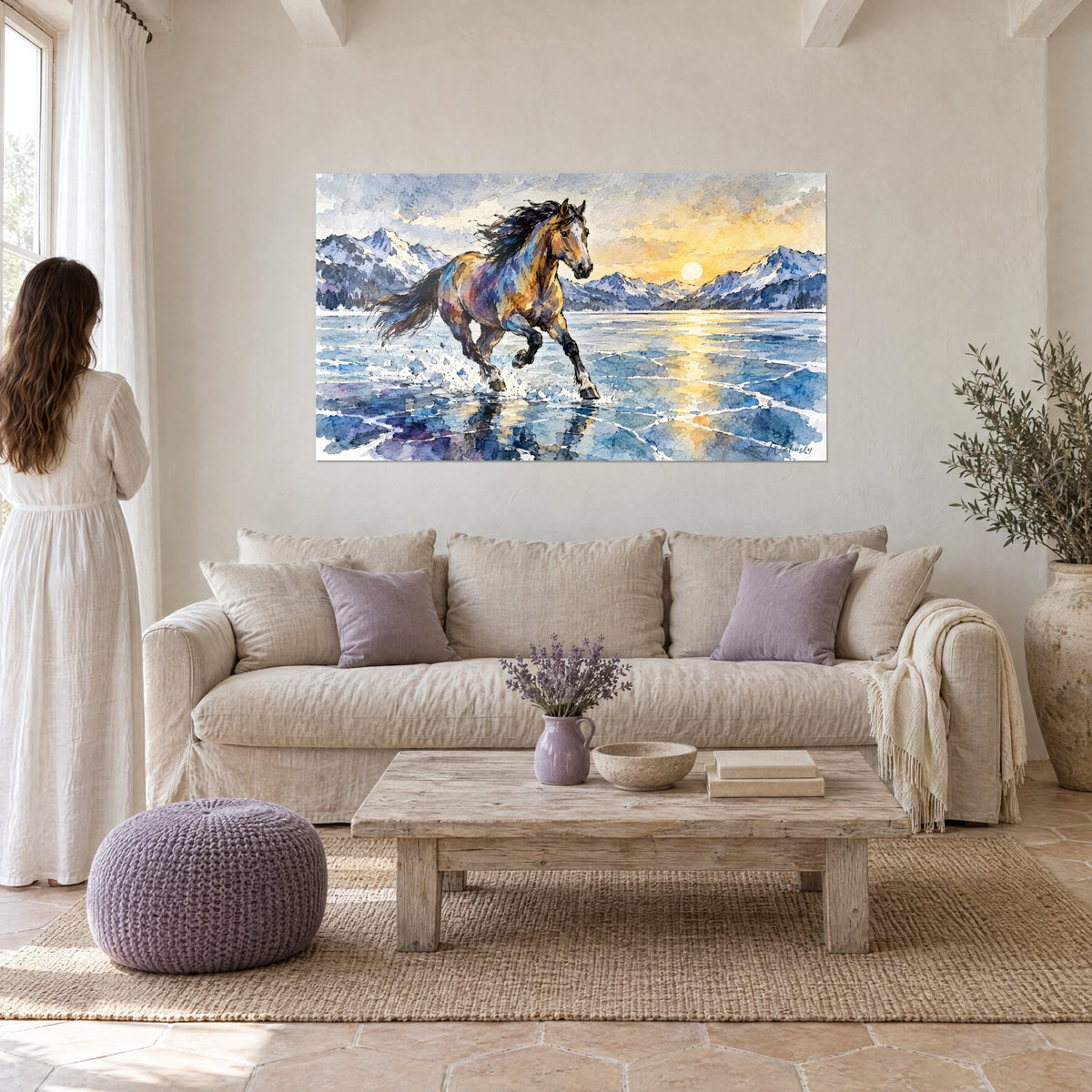 Tableau étalon alezan au galop sur la glace, ciel doré et neige bleutée, femme de dos, au-dessus d'un canapé dans un salon lumineux