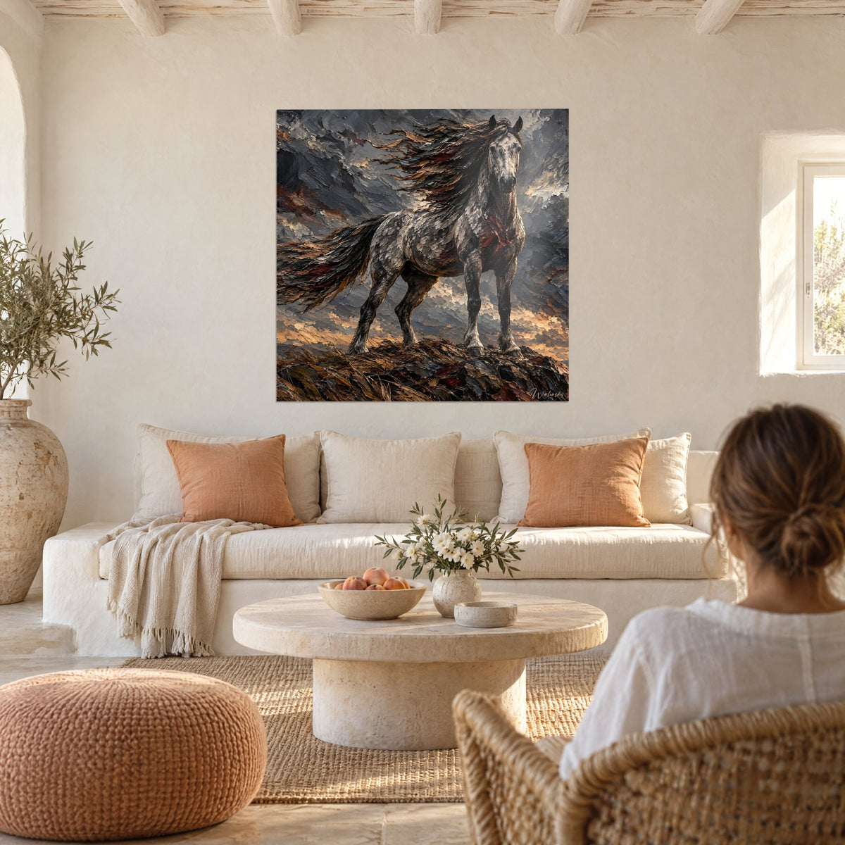 Tableau étalon gris pommelé à crinière bordeaux fouettée par le vent, au-dessus d'un canapé dans un salon lumineux