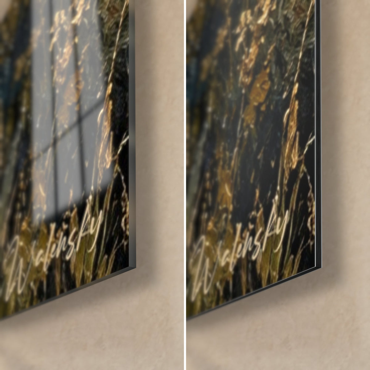 Tableau cheval gris, coin bas droit : verre brillant reflétant la pièce, alu Dibond mat, herbes vert olive, tranche 3 mm