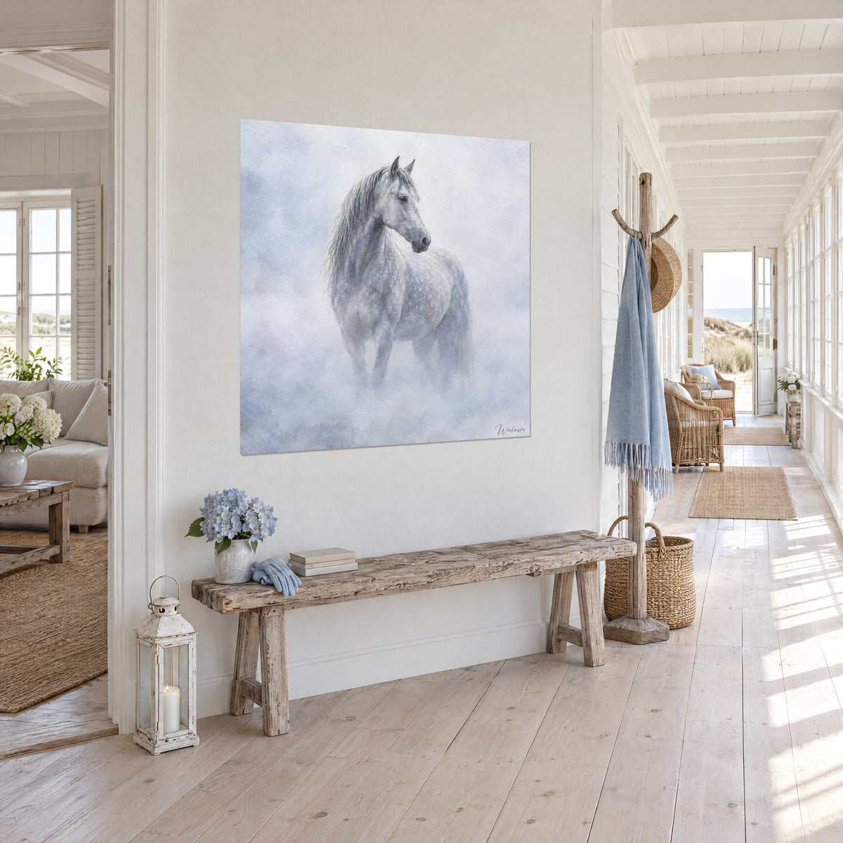 Tableau robe blanche perlée de gouttelettes, silhouette gris perle sur fond bleu pâle, dans un couloir de maison côtière