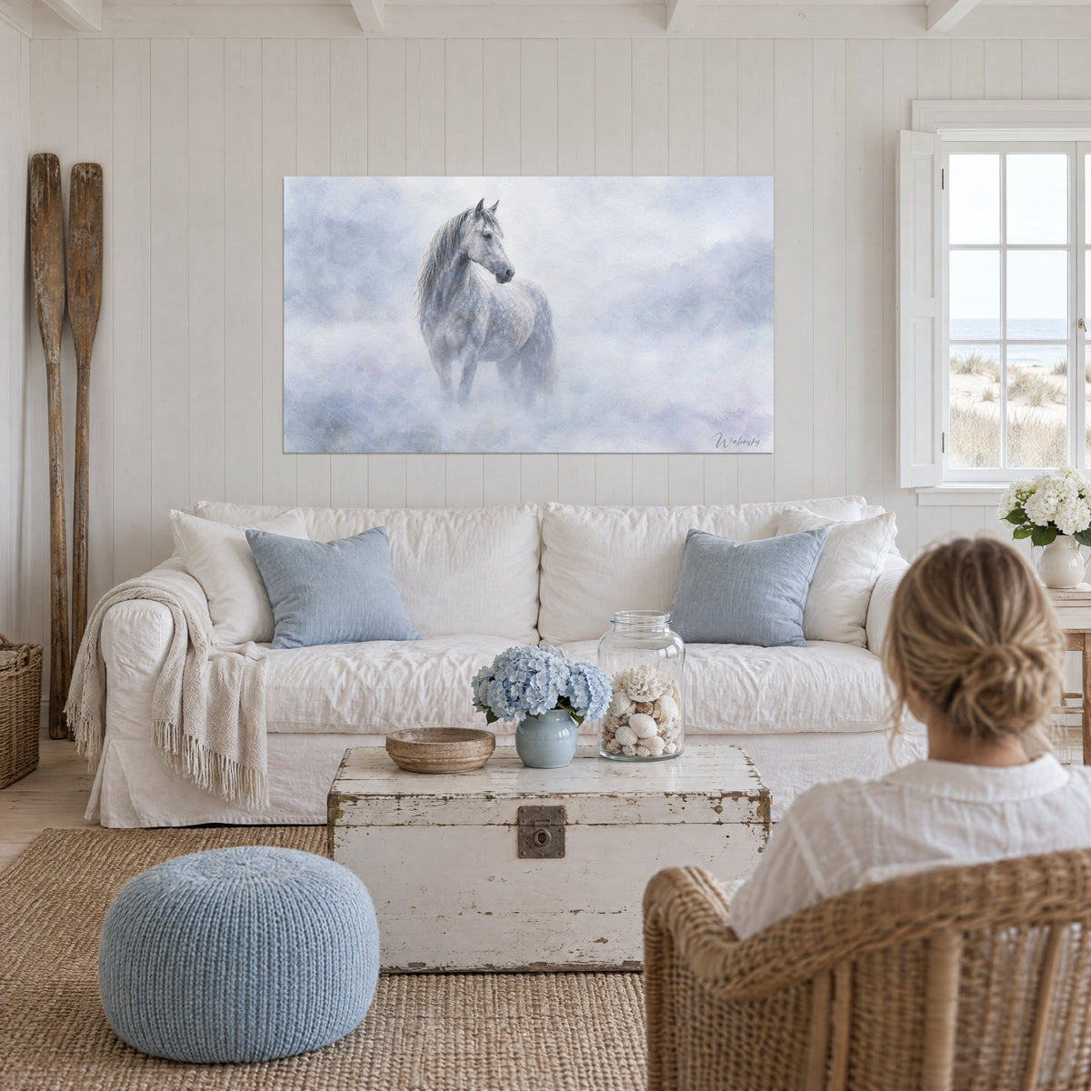 Quadro stallone grigio pezzato eretto in una nebbia lavanda e azzurro ghiaccio, sopra un divano in un soggiorno luminoso