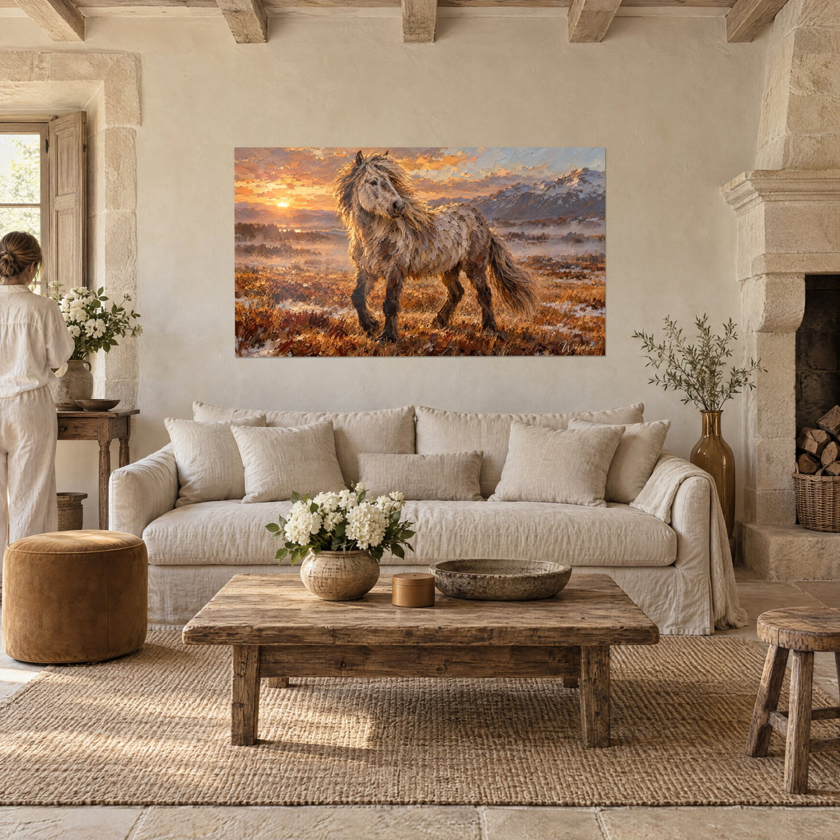 Tableau poney islandais à la crinière blanche ébouriffée, lande rousse et soleil orangé, au-dessus d'un canapé dans un salon lumineux