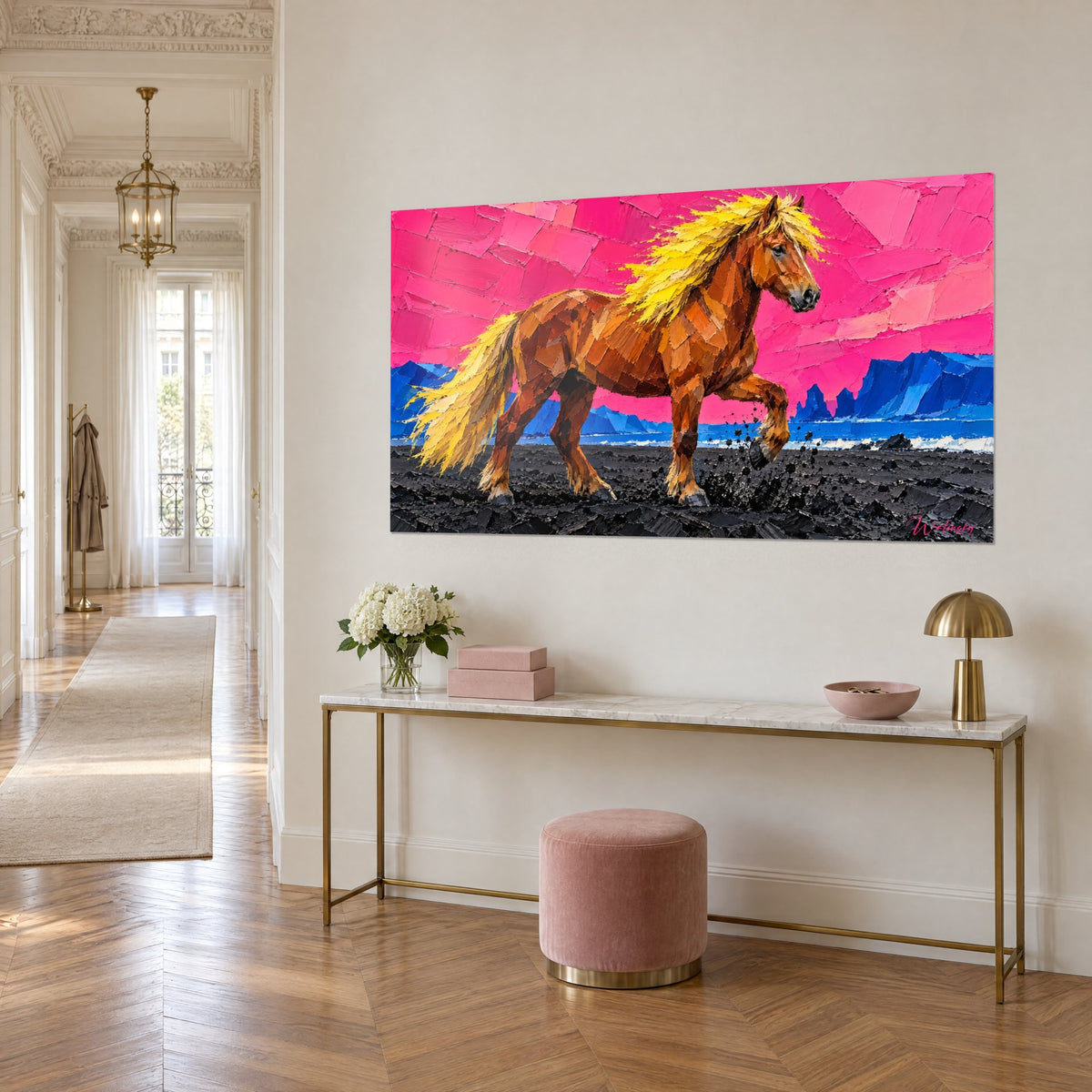 Tableau poney islandais cuivré trottant sur sable noir, crête bleu cobalt et nuage rose vif, sur une console dorée