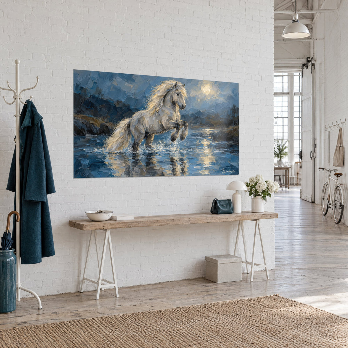 Tableau cheval islandais crinière flottante crème, reflets ocre sur l'onde bleue, accroché sur un mur de briques blanches