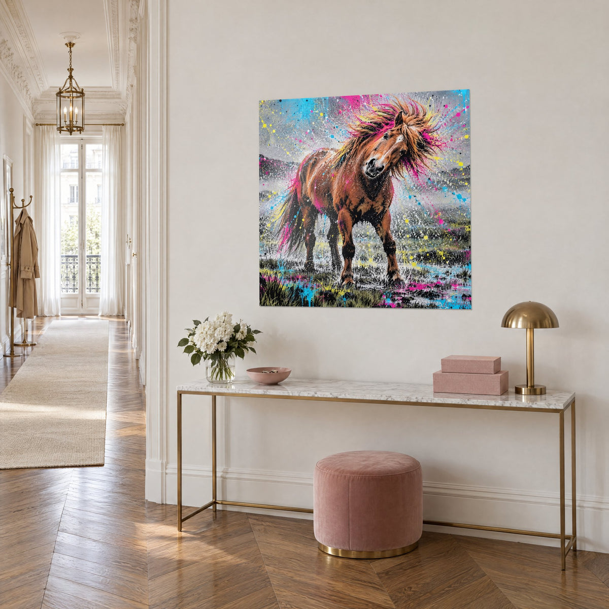 Tableau poney roux à crinière fuchsia ébouriffée, gouttes turquoise et jaune sur fond gris, couloir haussmannien en perspective