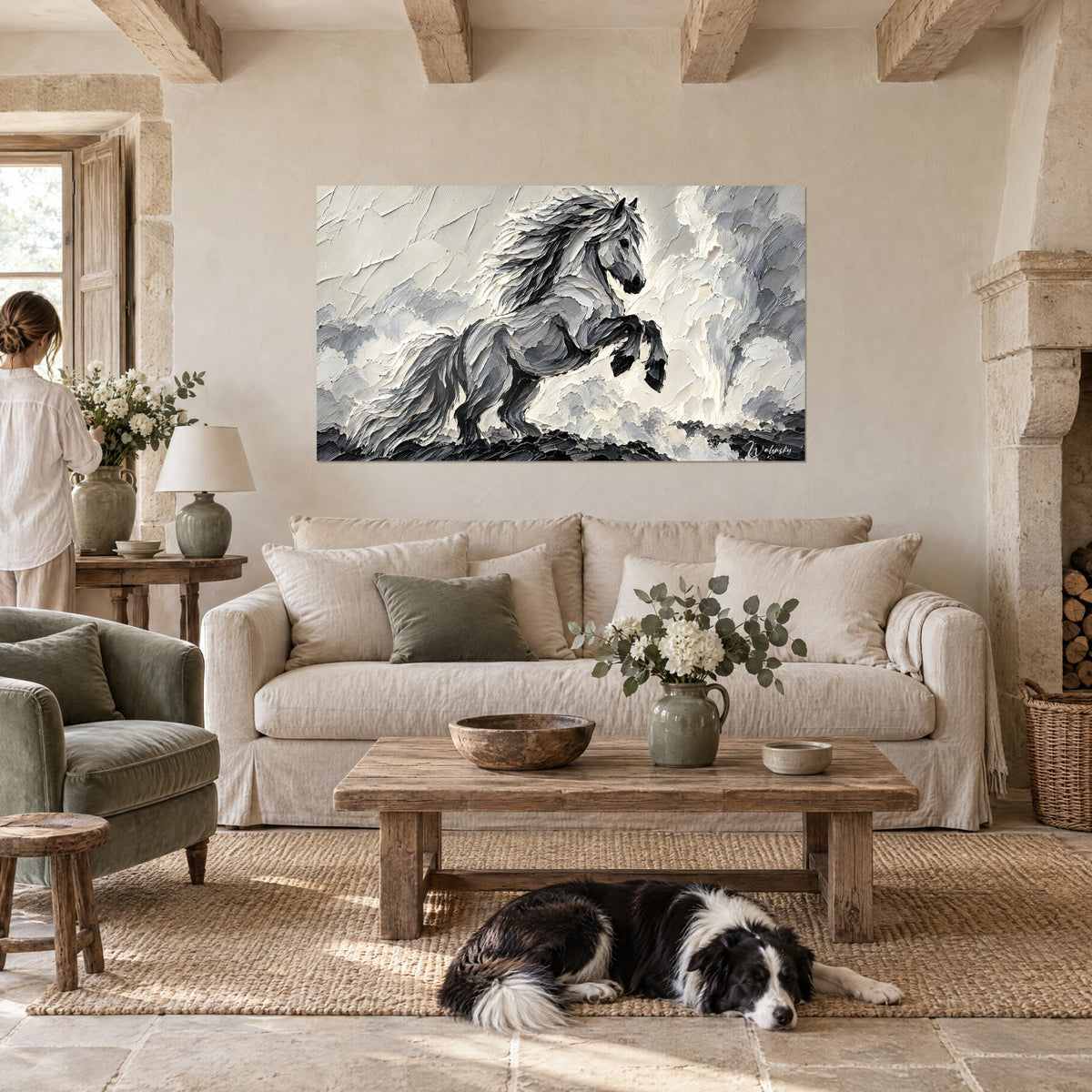 Tableau cheval cabré gris et blanc en relief, crinière argentée fouettée, collie couché sur le tapis, au-dessus d'un canapé dans un salon lumineux