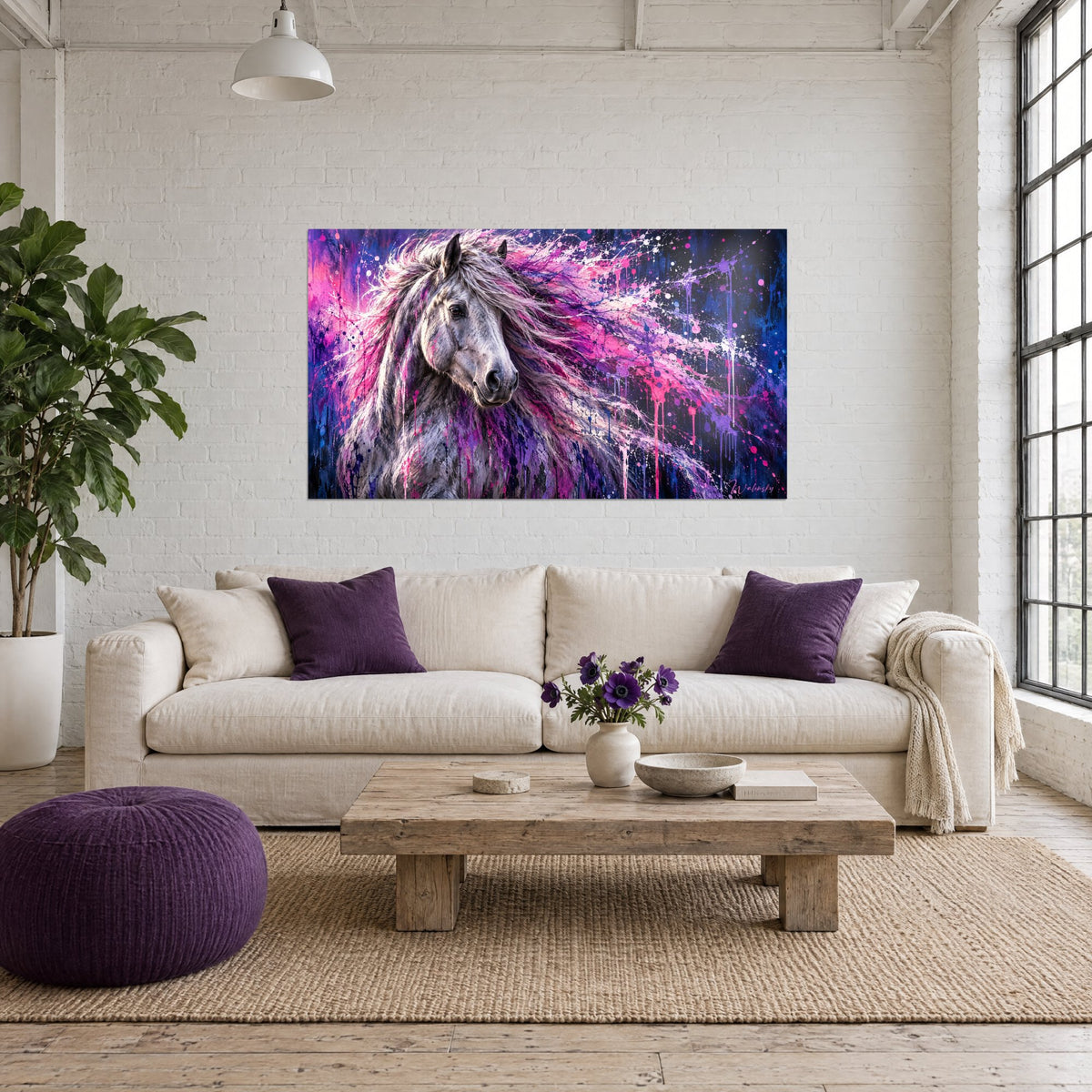 Tableau étalon gris à la crinière rose et violette éclaboussée de peinture bleu nuit, au-dessus d'un canapé dans un salon lumineux