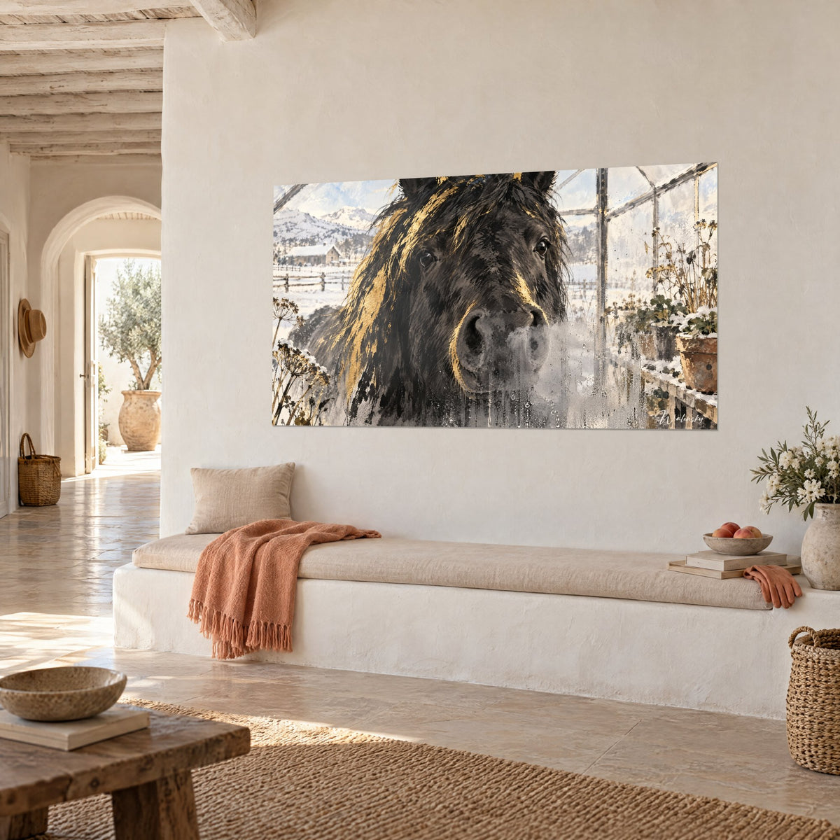 Tableau poney islandais d'ébène aux mèches d'or, museau givré et serre vitrée enneigée, sur un mur crème et banquette ocre