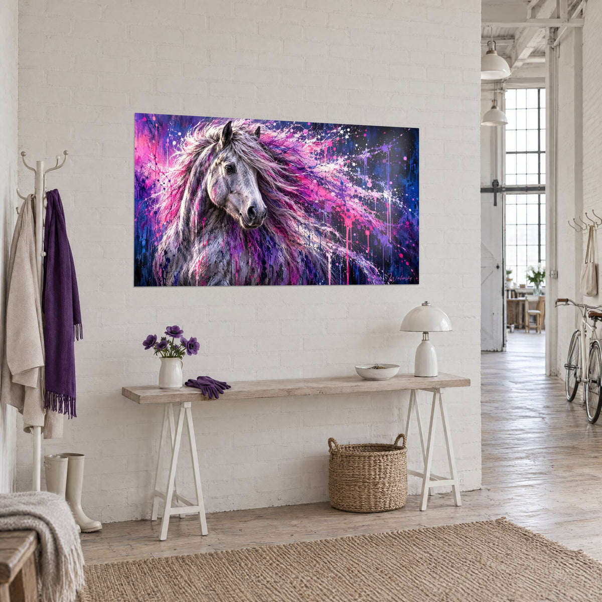 Tableau cheval islandais aux mèches pourpres et magenta, coulures sur fond indigo, vu de trois-quarts sur un mur en briques blanches