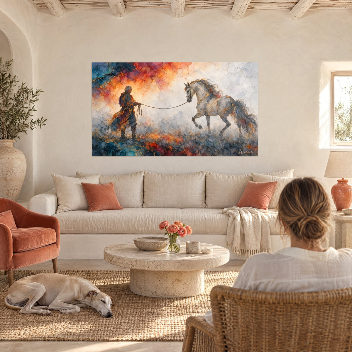Tableau dresseur au long (longe) guidant un étalon gris, ciel orange et corail, au-dessus d'un canapé dans un salon lumineux