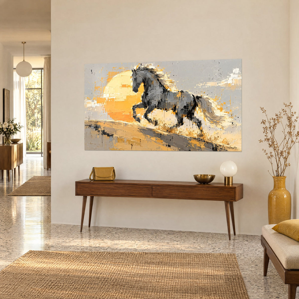 Tableau cheval noir et gris gravissant une crête dorée, crinière blanche flottante, soleil orange, sur un meuble en bois en vue de trois-quarts