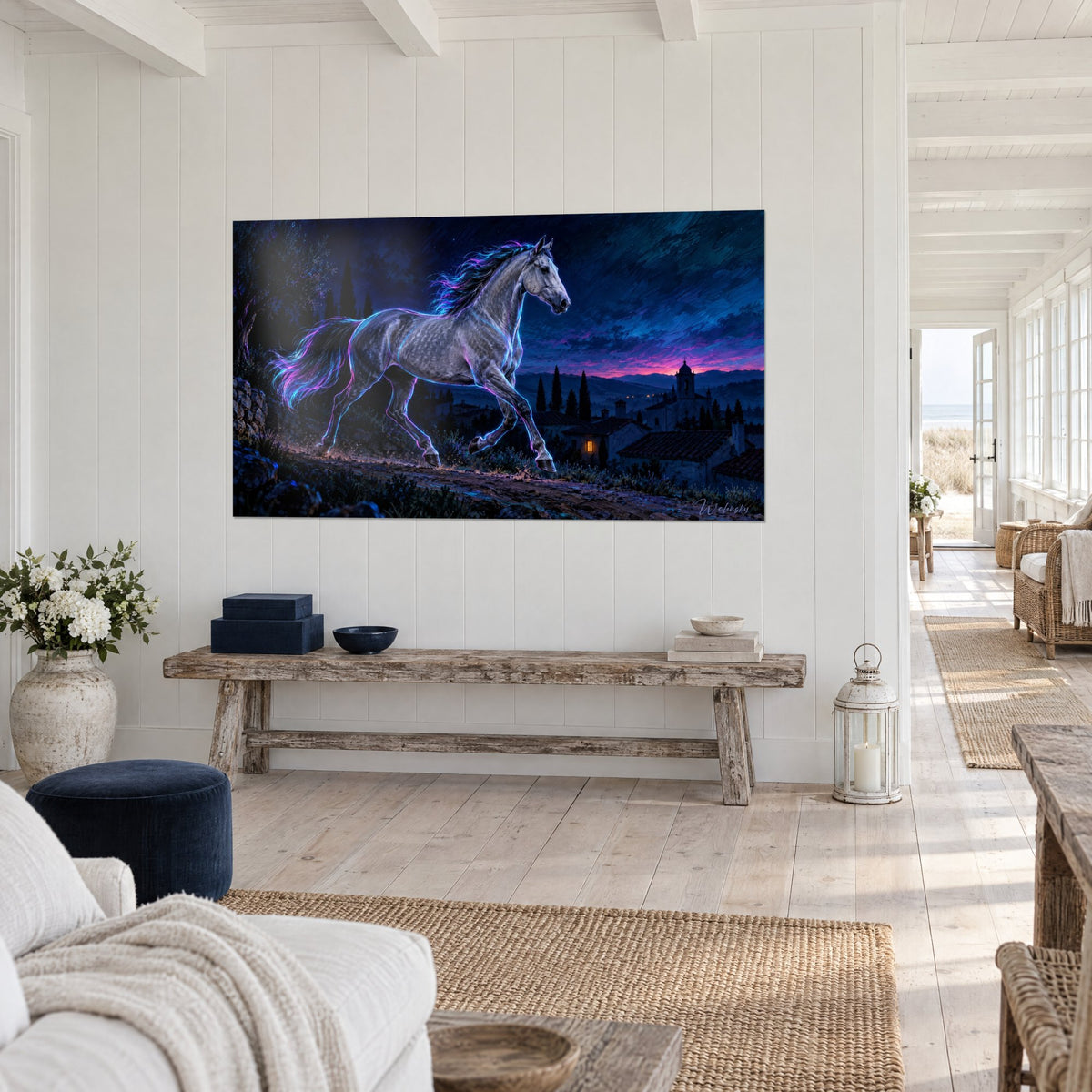 Tableau cheval lusitanien aux contours violets lumineux, village toscan sous un ciel nocturne, sur un mur blanc, maison de bord de mer